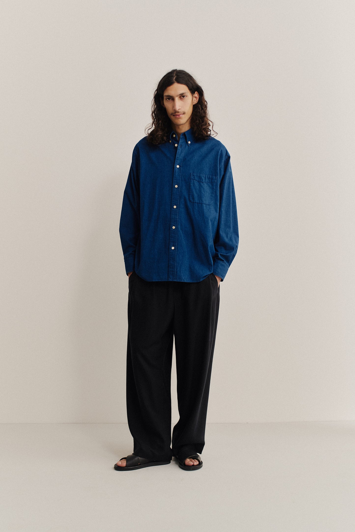 Men's long-sleeved shirt, cotton, washed indigo, oversized with patch pocket.