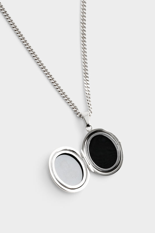 LARGE MEDALLION NECKLACE