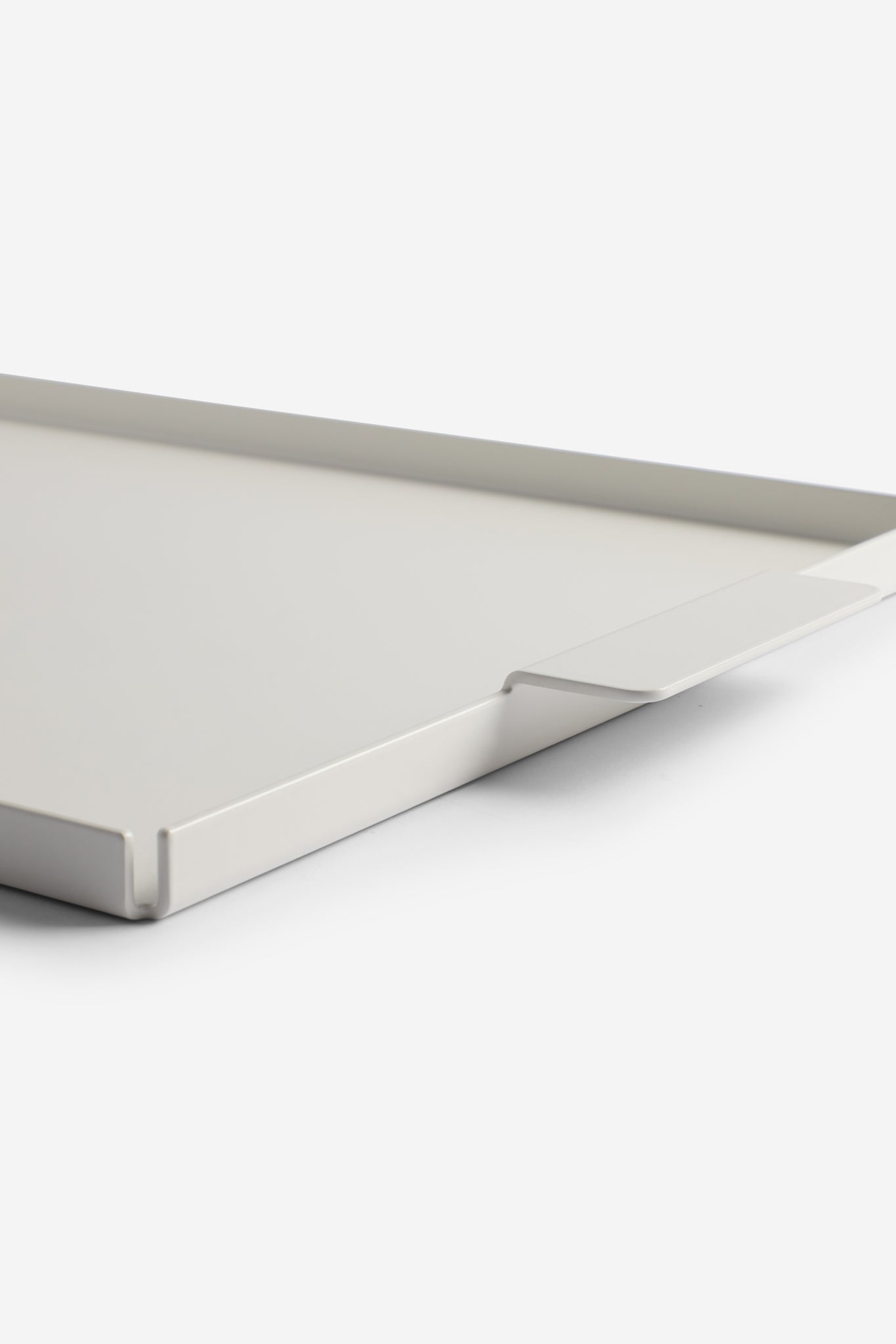 White coated aluminum tray, elegantly crafted from a single piece, with a minimalist design.