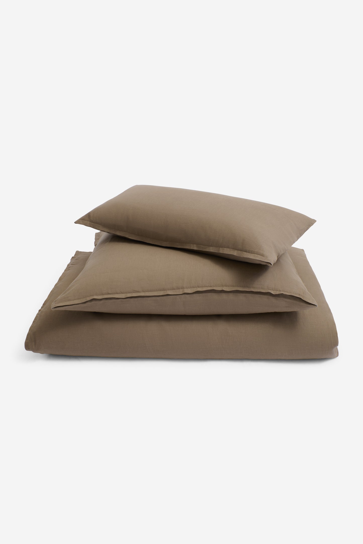 Duvet cover and two pillows, 100% Belgian linen in clay, folded.