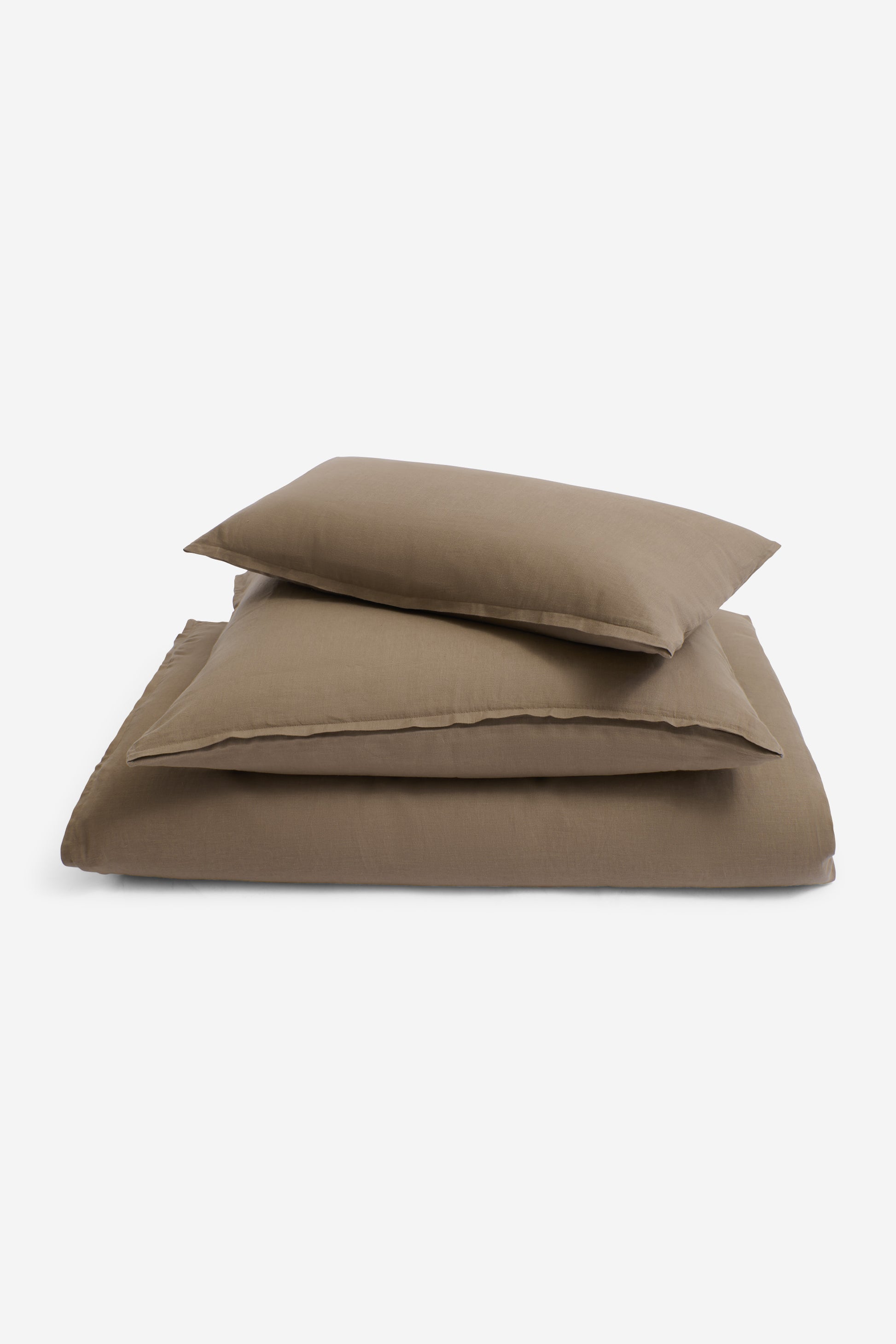 Duvet cover and two pillows, 100% Belgian linen in clay, folded.