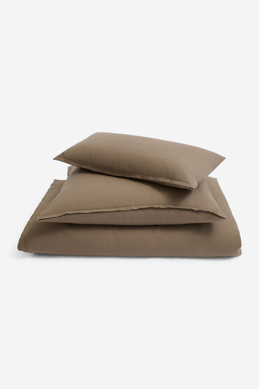 Duvet cover and two pillows, 100% Belgian linen in clay, folded.