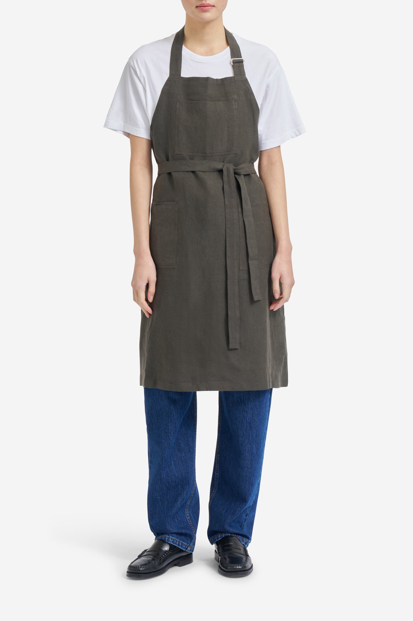 Women's accessories apron, 100% Belgian linen, ivy, with three patch pockets and adjustable neck strap.