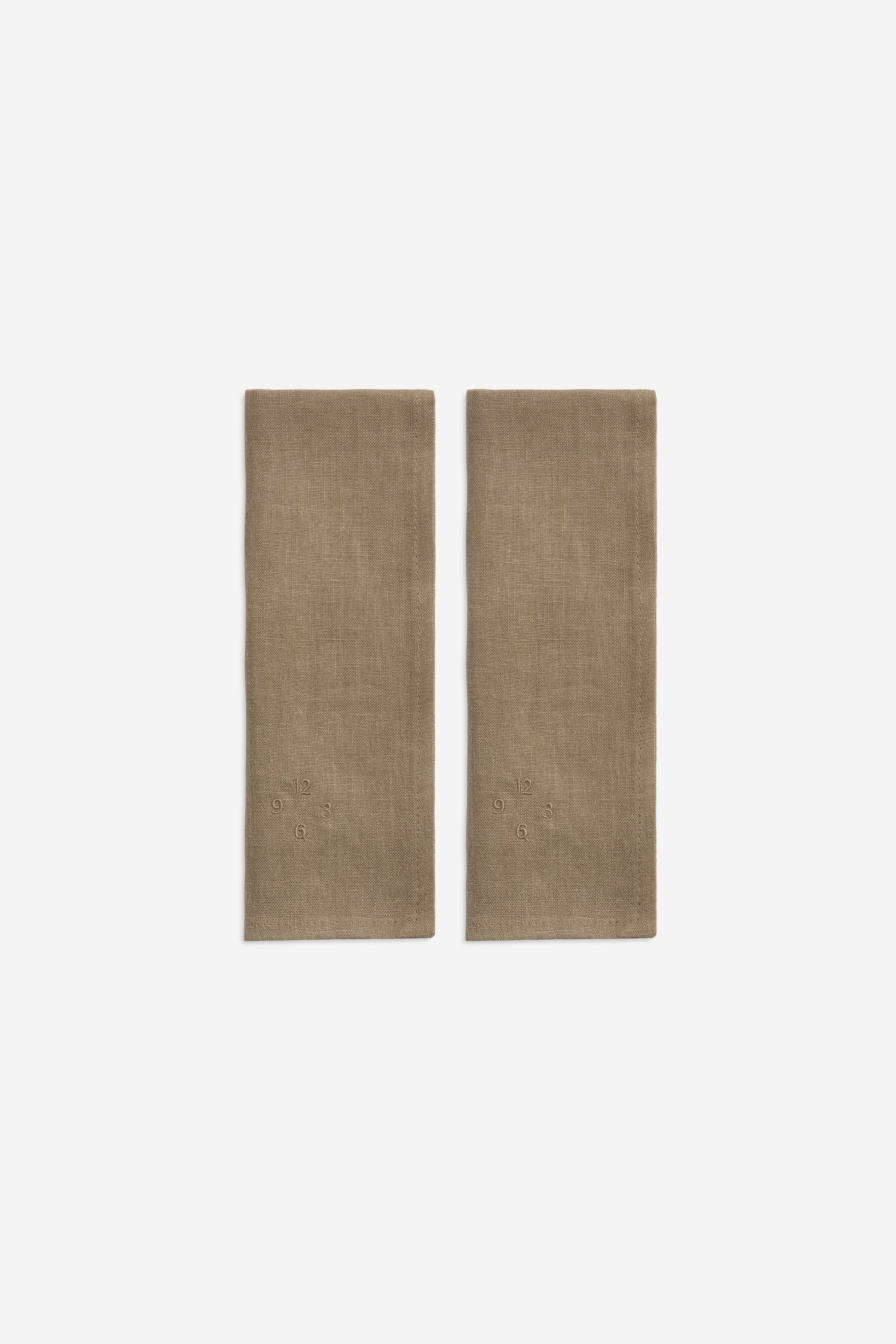 Accessories, set of two clay-colored 100% linen napkins, 45x45cm, with subtle embroidered numbers.