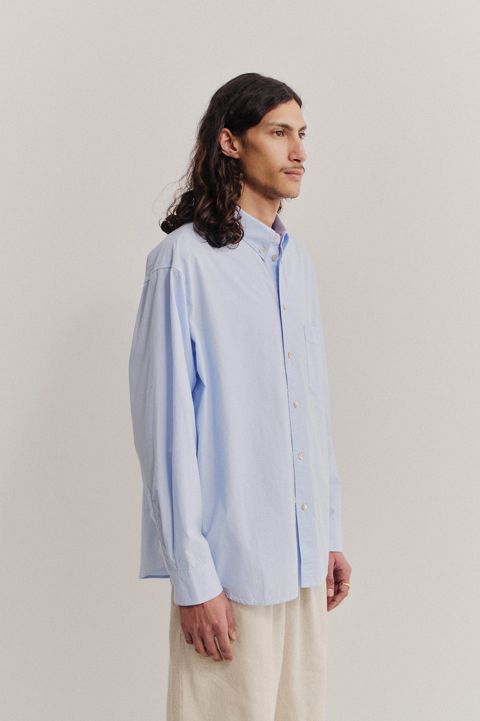 Men's long-sleeved shirt, organic cotton peached poplin, garment washed light blue, oversized fit.