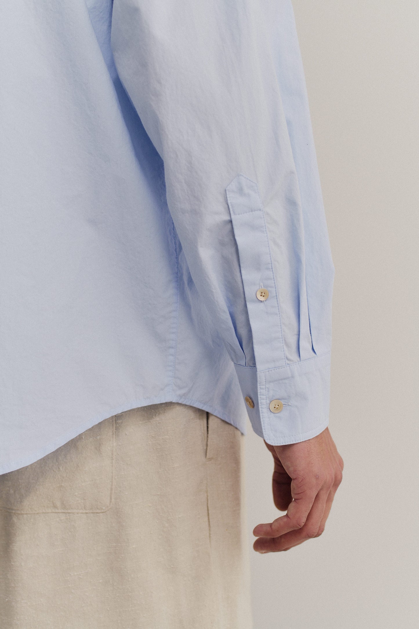 Men's long-sleeved shirt, organic cotton, garment washed, light blue, with adjustable cuffs and natural buttons.