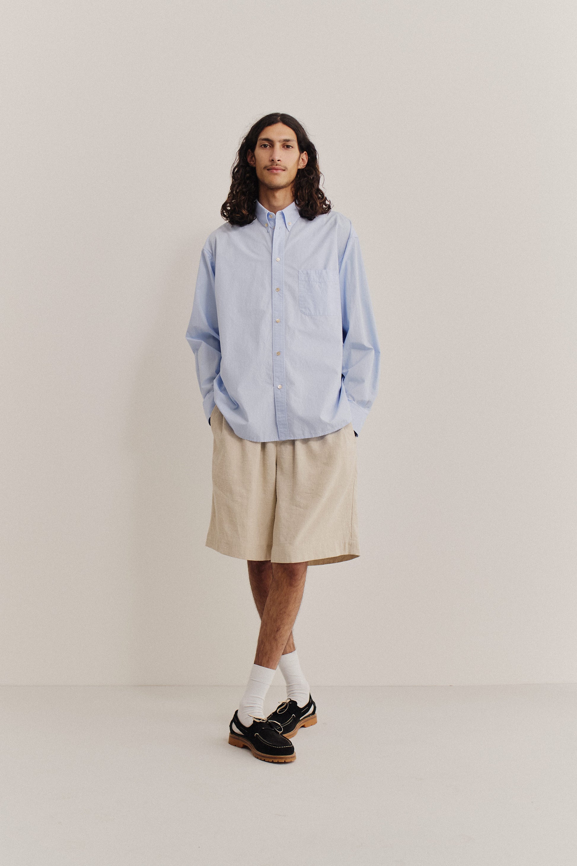 Men's long-sleeved shirt, organic cotton, garment washed, light blue, with patch pocket and adjustable cuffs.