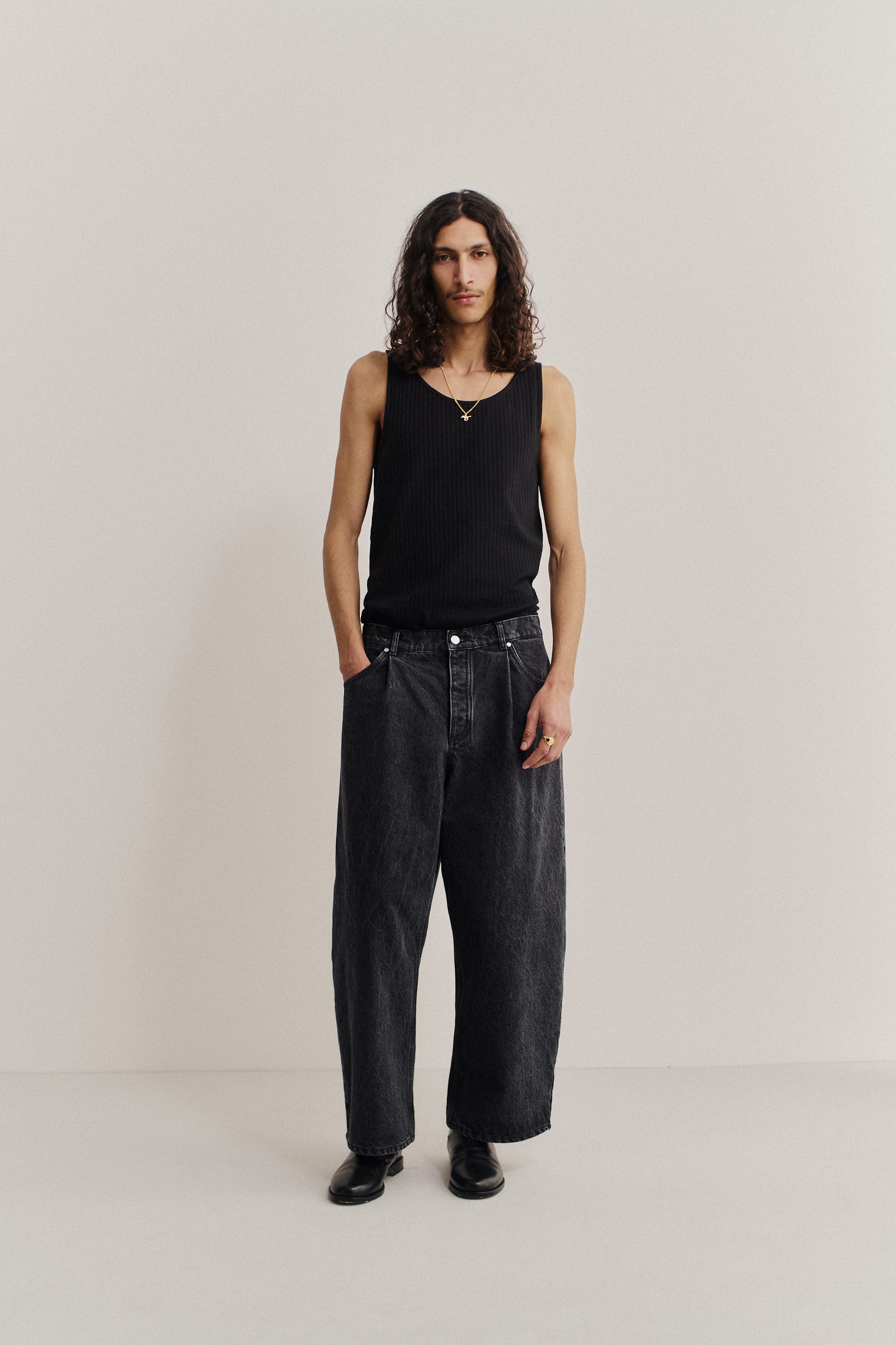 Men's long-pants, organic cotton denim, stone washed, dark grey, wide fit, pleated detail.