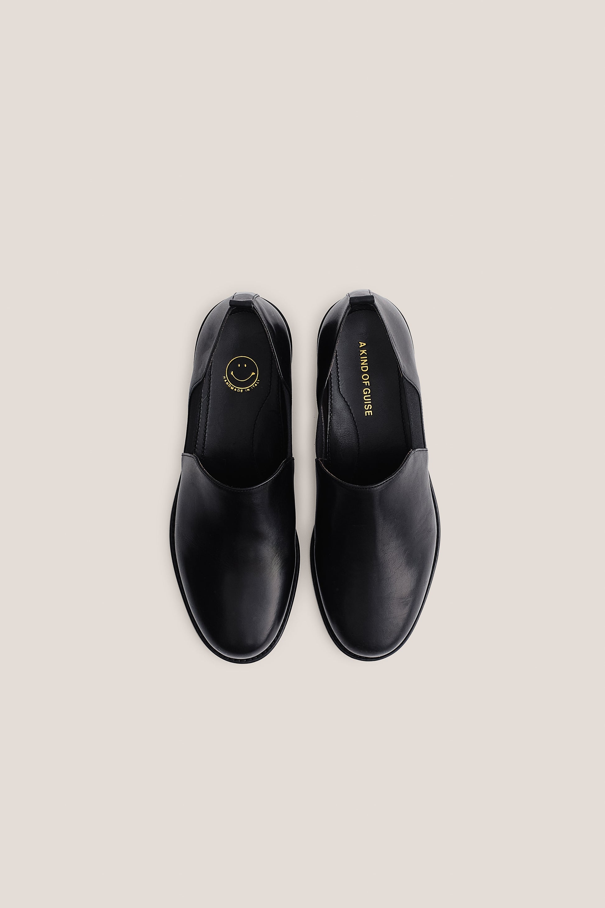 Men's accessories slipper, 100% buffalo leather, smooth surface, black, with elasticated side panels and back pull tab.