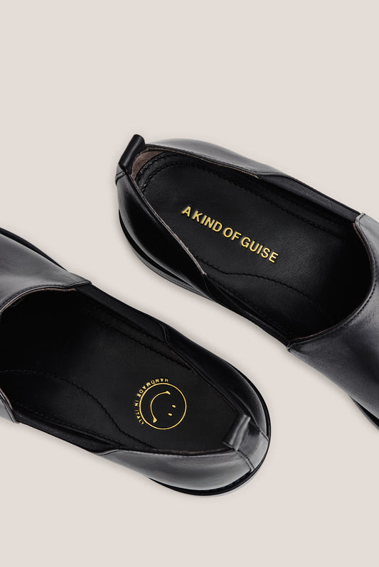 Men's accessories slipper, buffalo leather, smooth surface, black, with elasticated side panels and back pull tab.