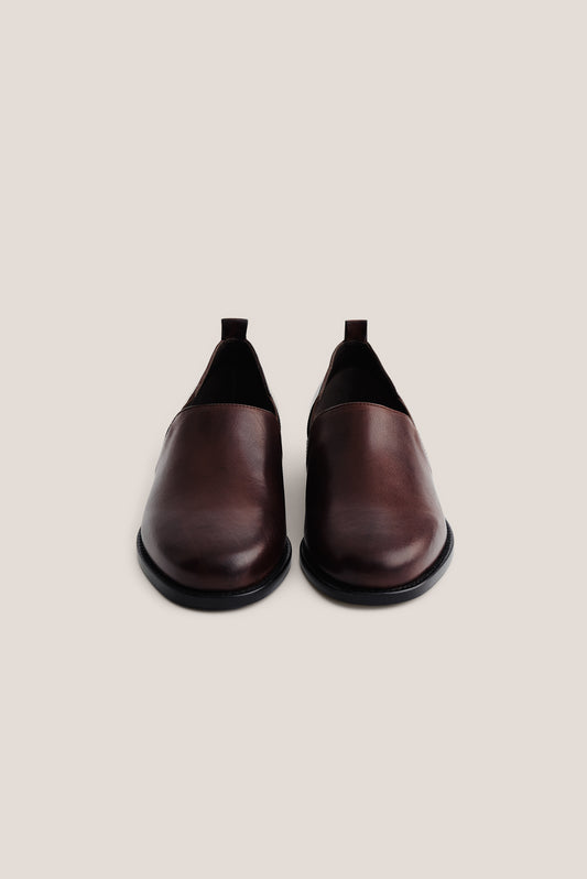 Men's accessories slipper, buffalo leather, smooth surface, dark brown, with elasticated side panels and back pull tab.