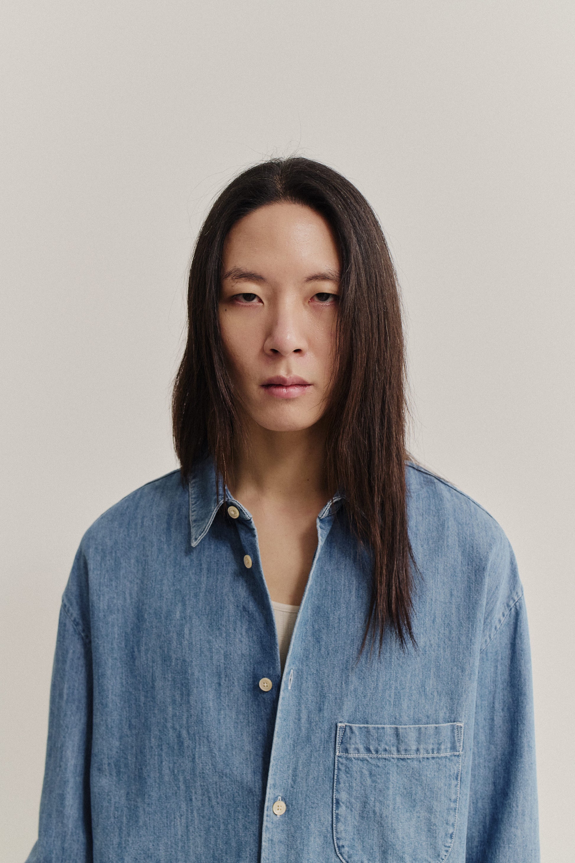 Men's long-sleeved shirt, cotton-silk denim, light blue, oversized fit with patch pocket.