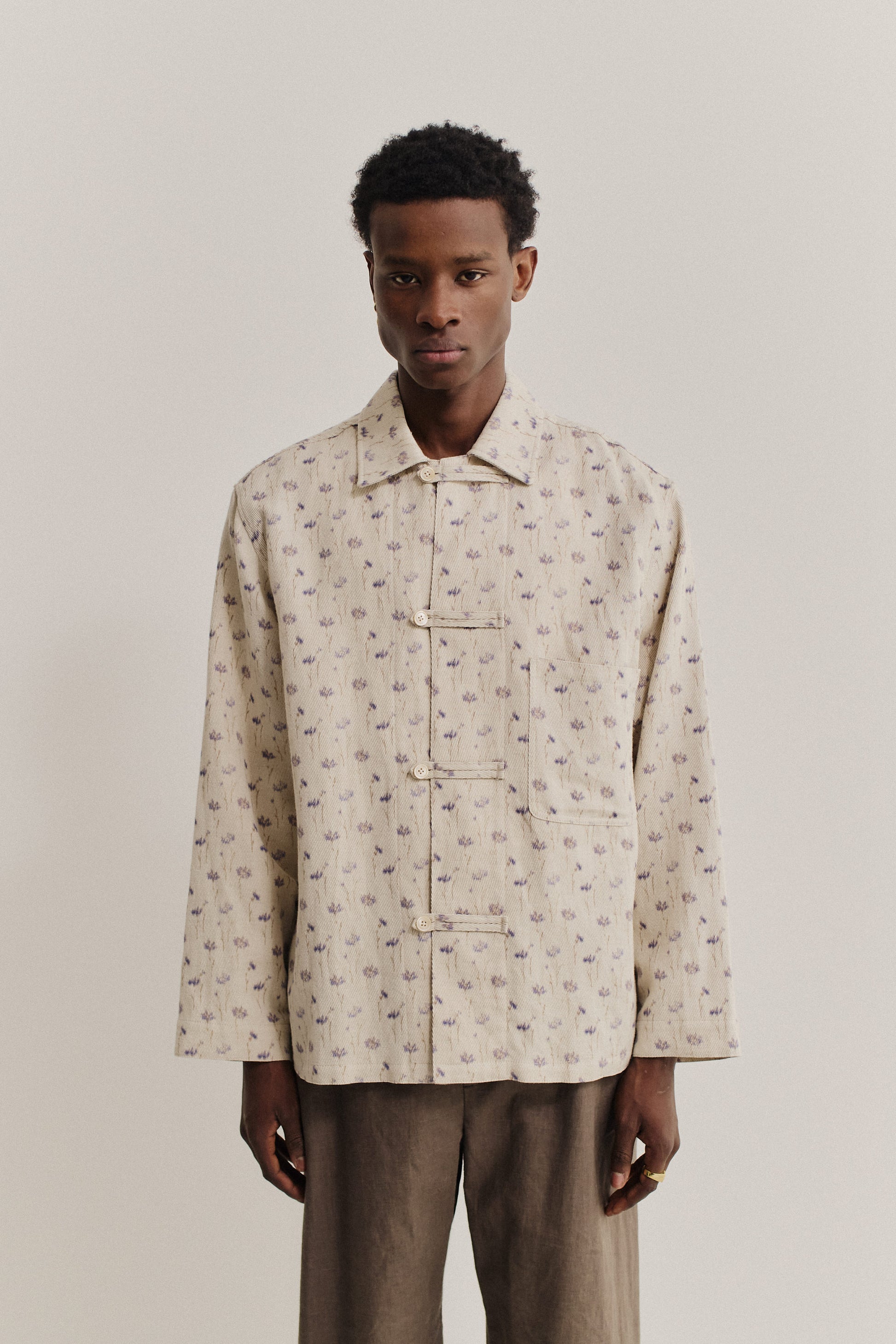 Men's long-sleeved overshirt, cotton-linen blend twill, ecru with subtle lilac/brown floral print, patch pocket, button fastening.