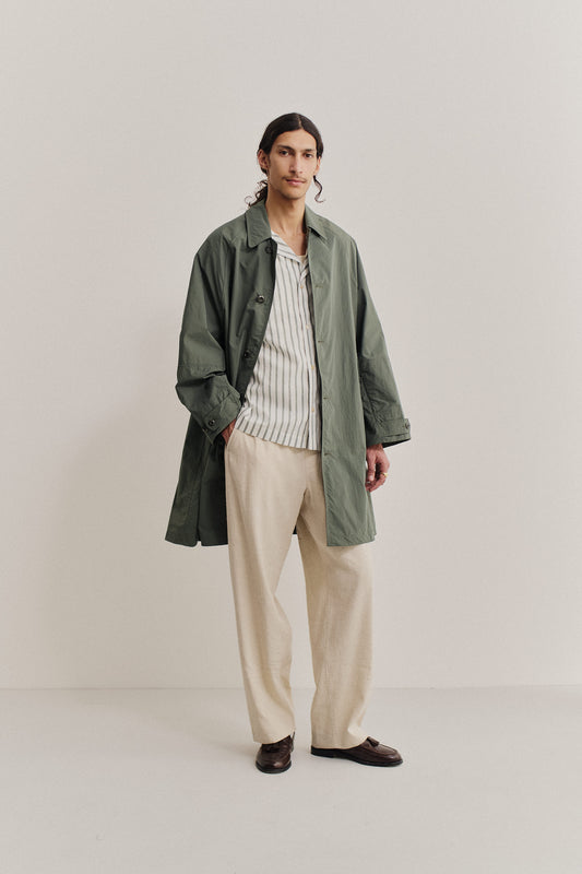 Men's outerwear, oversized Serrara Mac in water-repellent recycled nylon-cotton blend, olive green.
