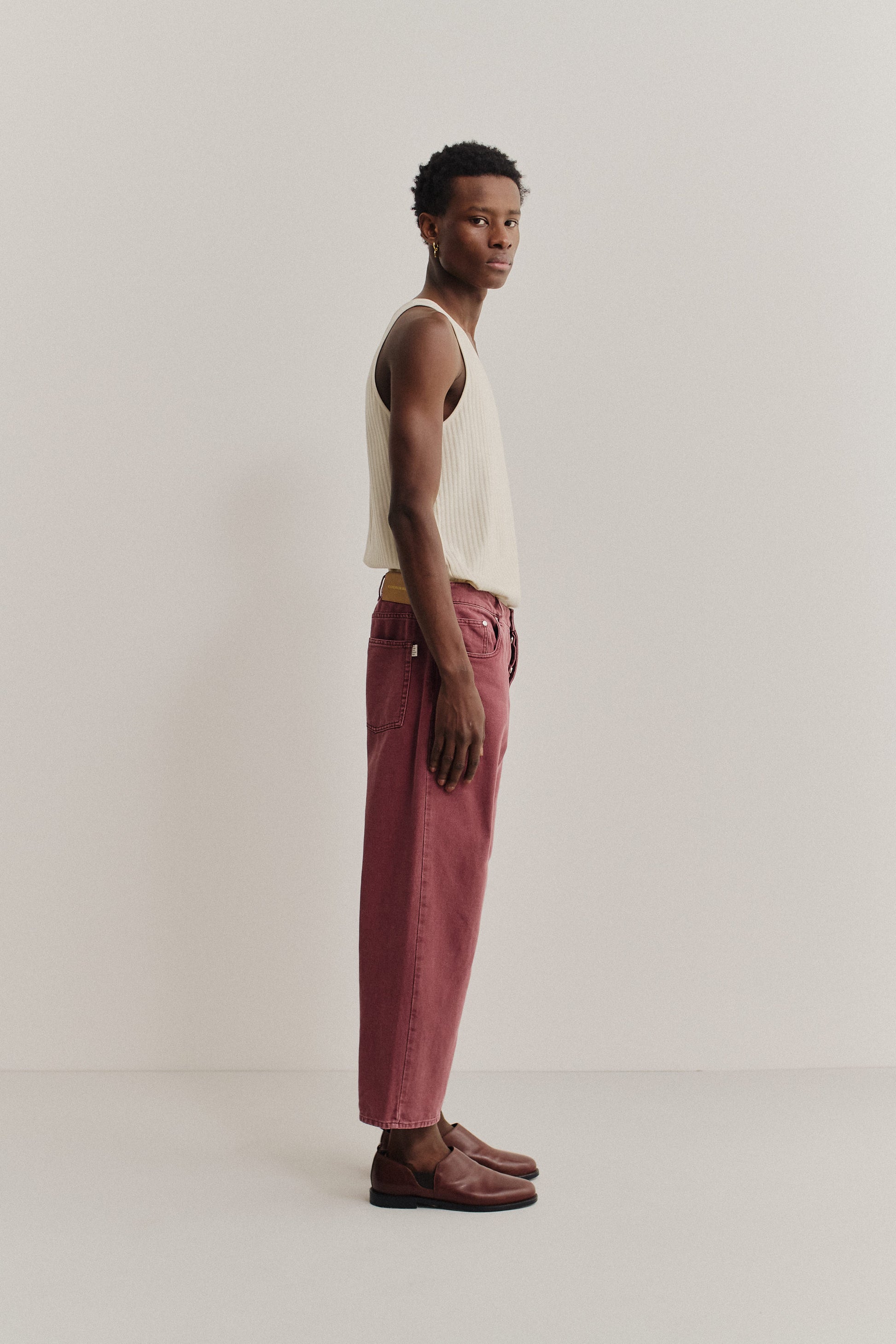 Men's long-pants, organic cotton denim, stone washed, reddish-brown, loose fit, tapered leg.