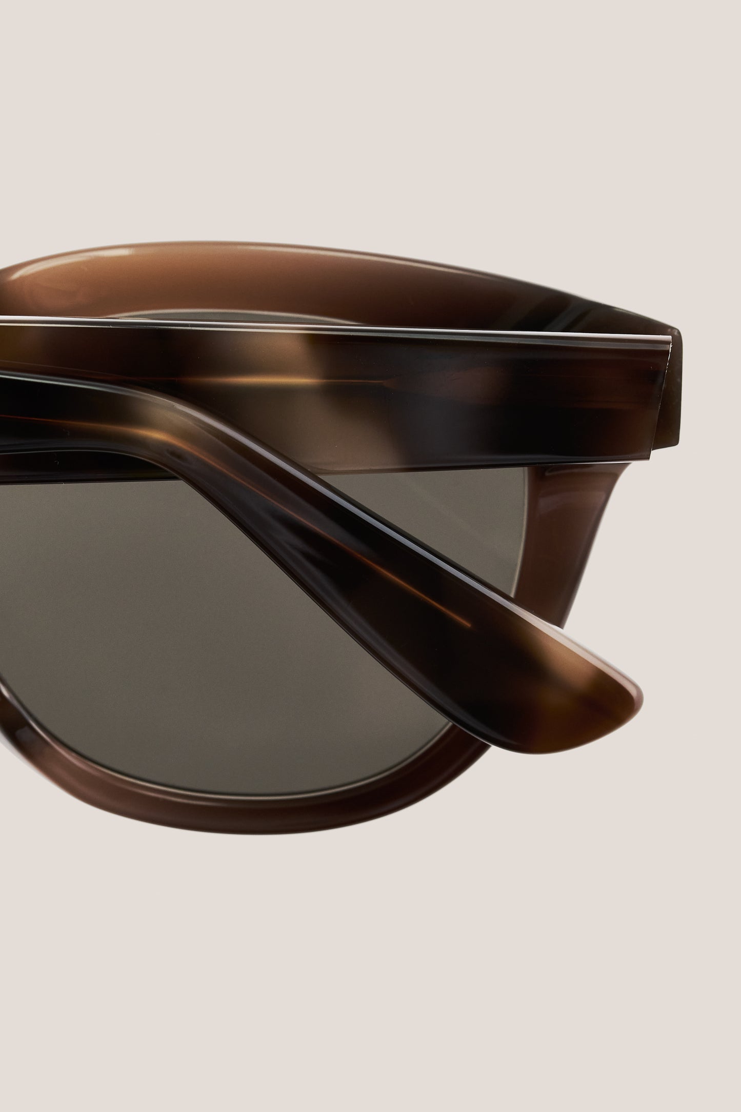 Unisex accessories sunglasses, handmade Italian acetate, brown tortoiseshell, round-shaped curvy frame with keyhole, thick square temples.