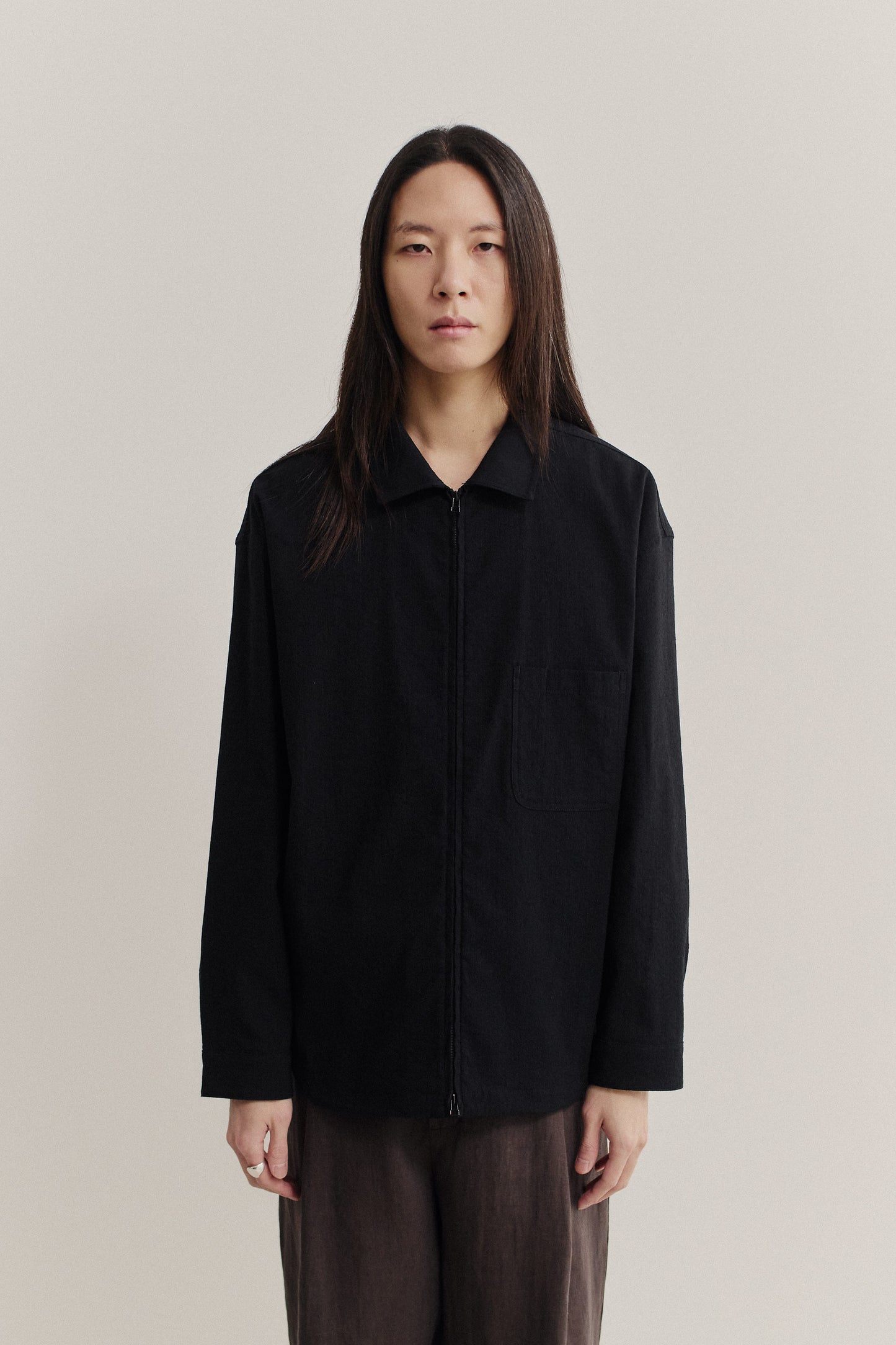 Men's long-sleeved shirt, black cotton blend, pre-washed with irregular wavy stripes, two-way zipper, and patch pocket.