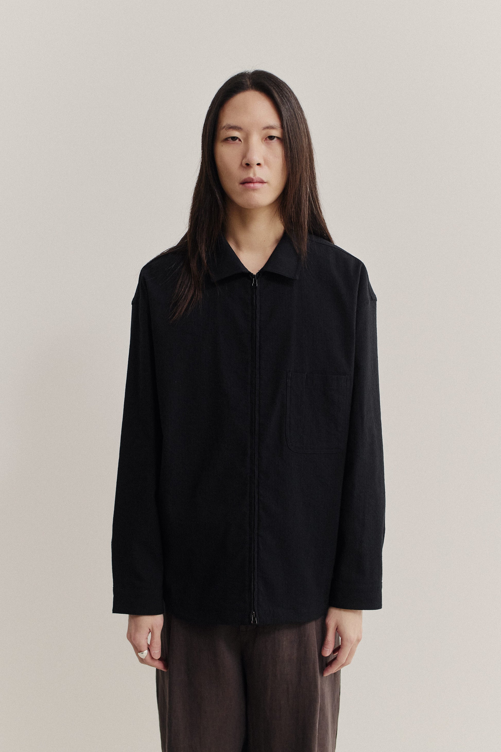 Men's long-sleeved shirt, black cotton blend, pre-washed with irregular wavy stripes, two-way zipper, and patch pocket.