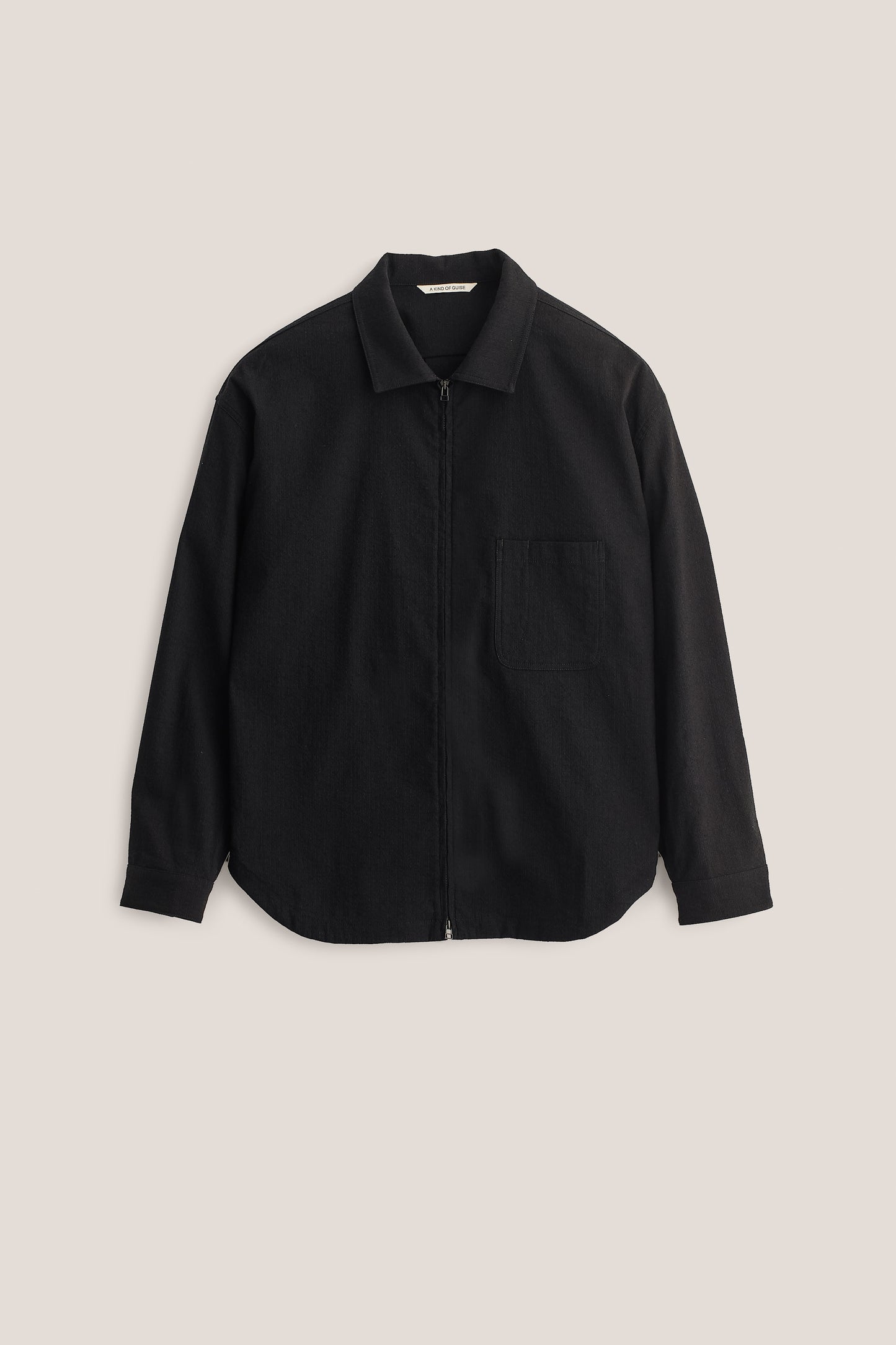Men's long-sleeved shirt, black cotton blend, pre-washed with irregular wavy stripes, two-way zipper, patch pocket.