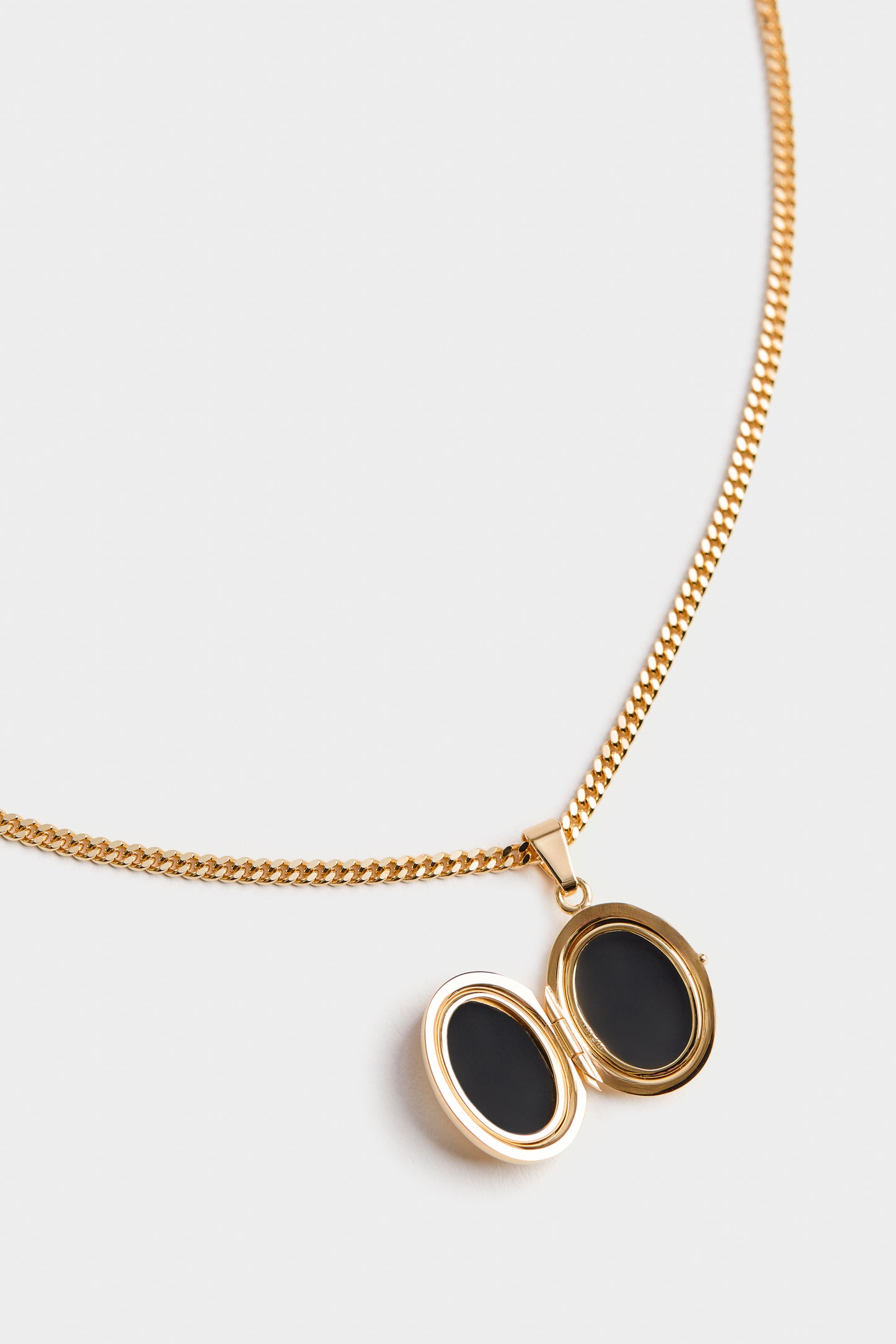 MEDALLION NECKLACE