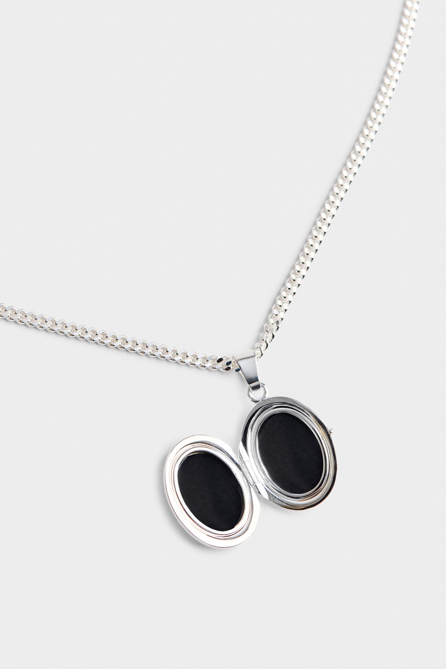 MEDALLION NECKLACE
