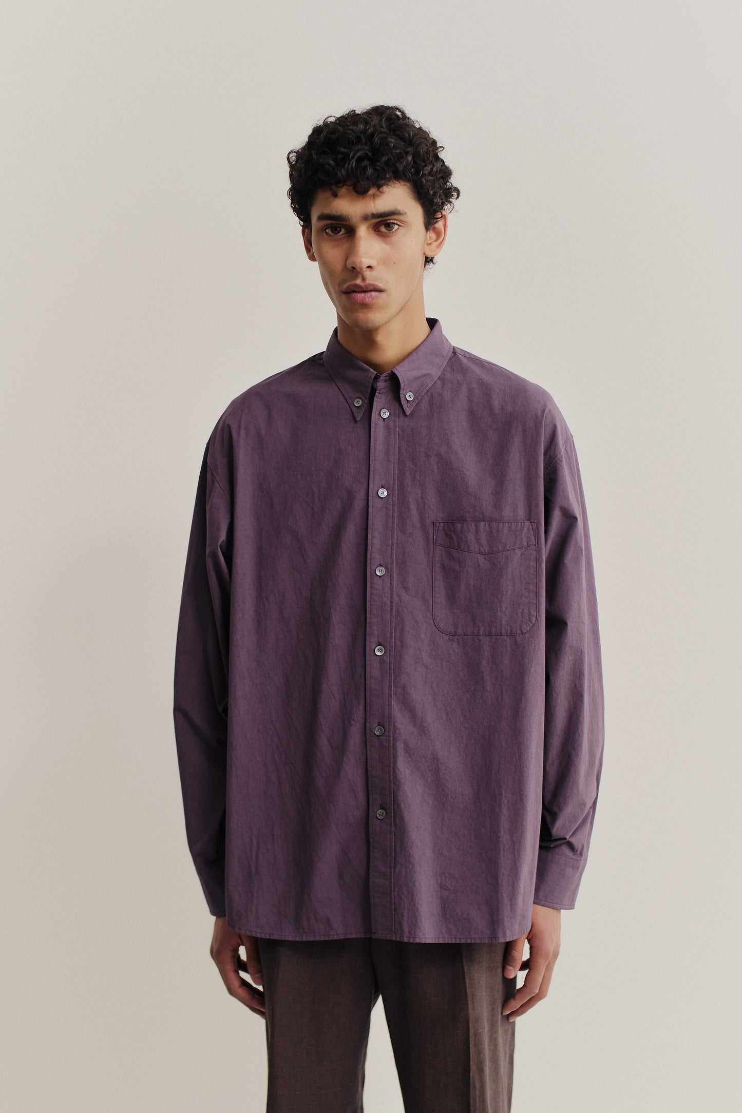 Men's long-sleeved shirt, cotton, subtly grainy, purple, oversized with patch pocket.