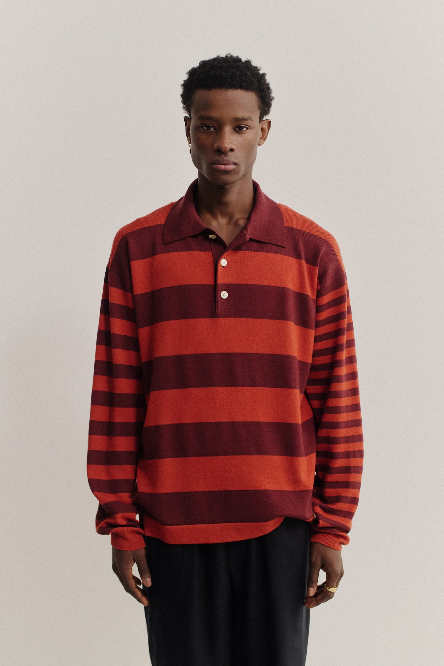 Men's long-sleeved knit polo shirt, 100% fine merino wool, striped in red and burgundy.