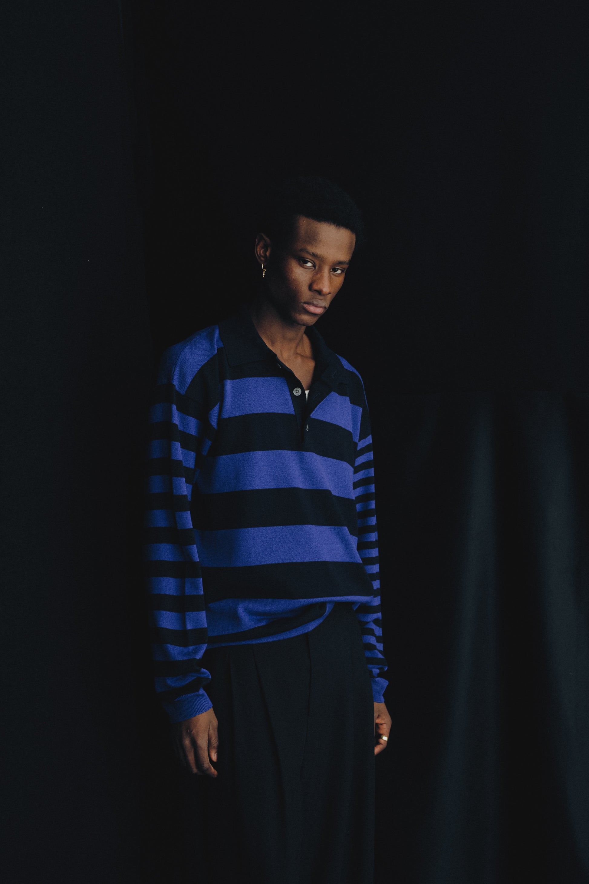 Men's knit long-sleeved polo shirt, 100% fine merino wool, black and blue striped.