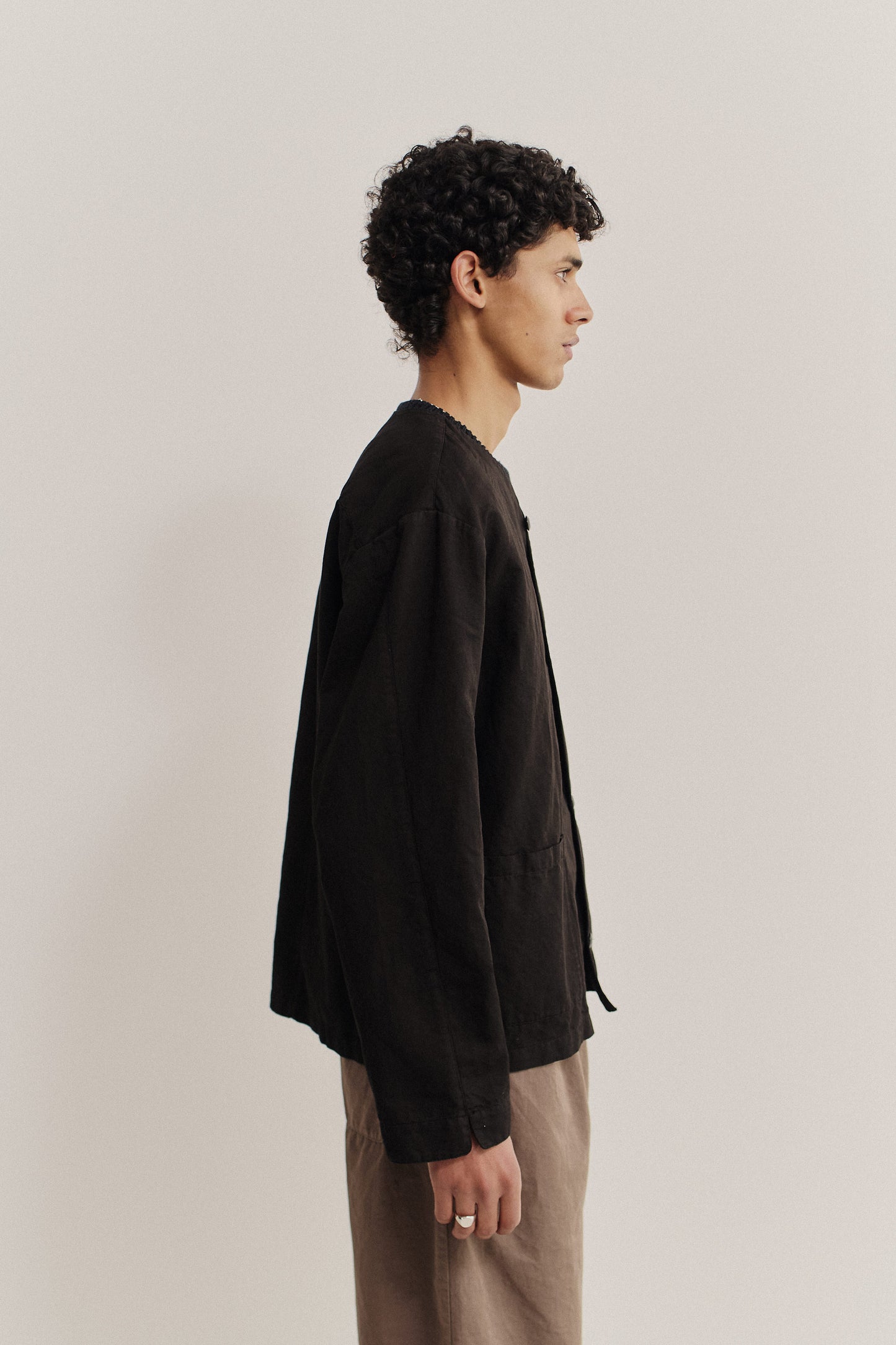 Men's long-sleeved overshirt, linen and cotton blend, garment-dyed deep black, with patch pockets.
