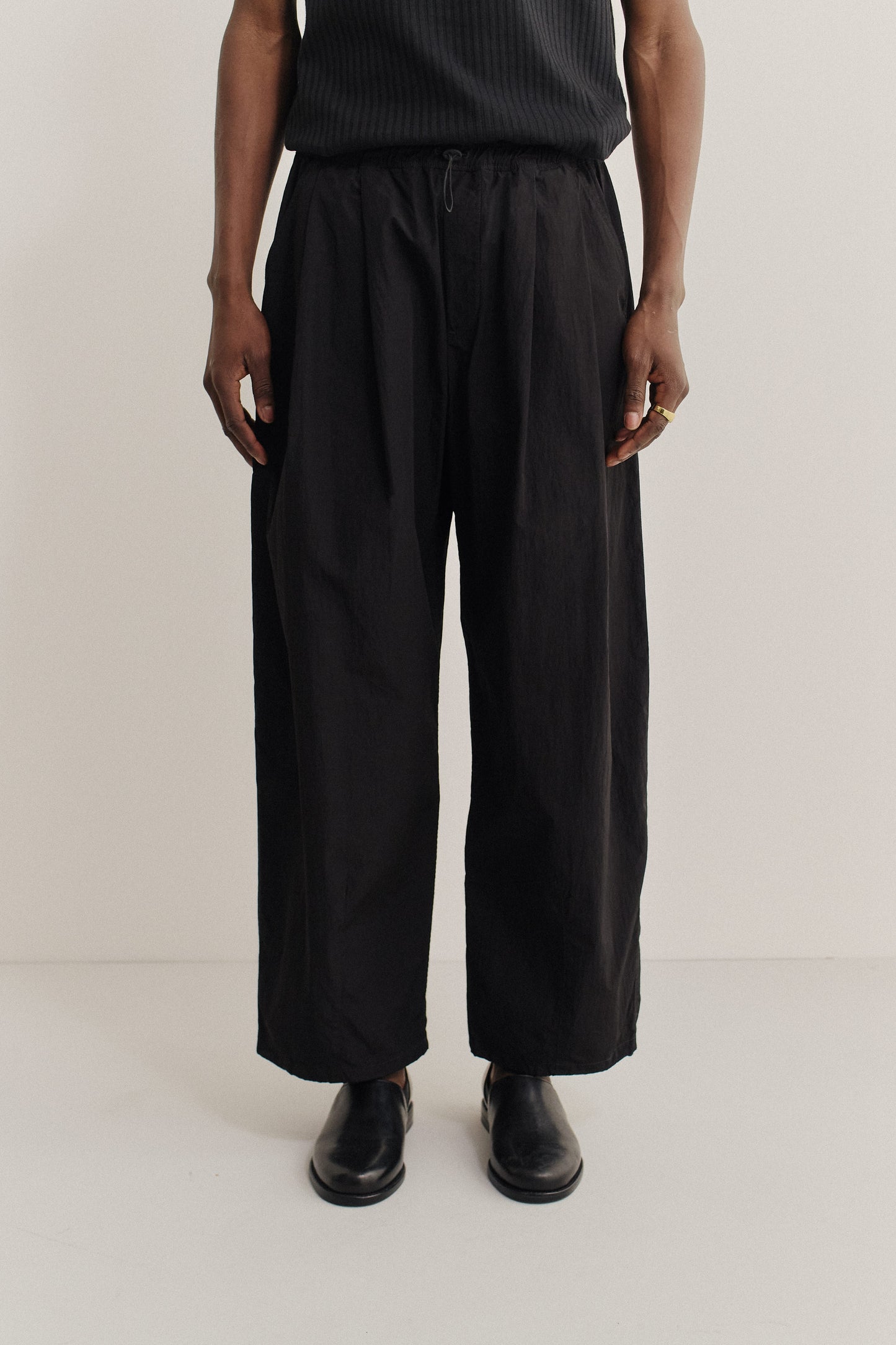 Men's long pants, recycled nylon and cotton blend, water-repellent, black, relaxed fit, elastic waist.