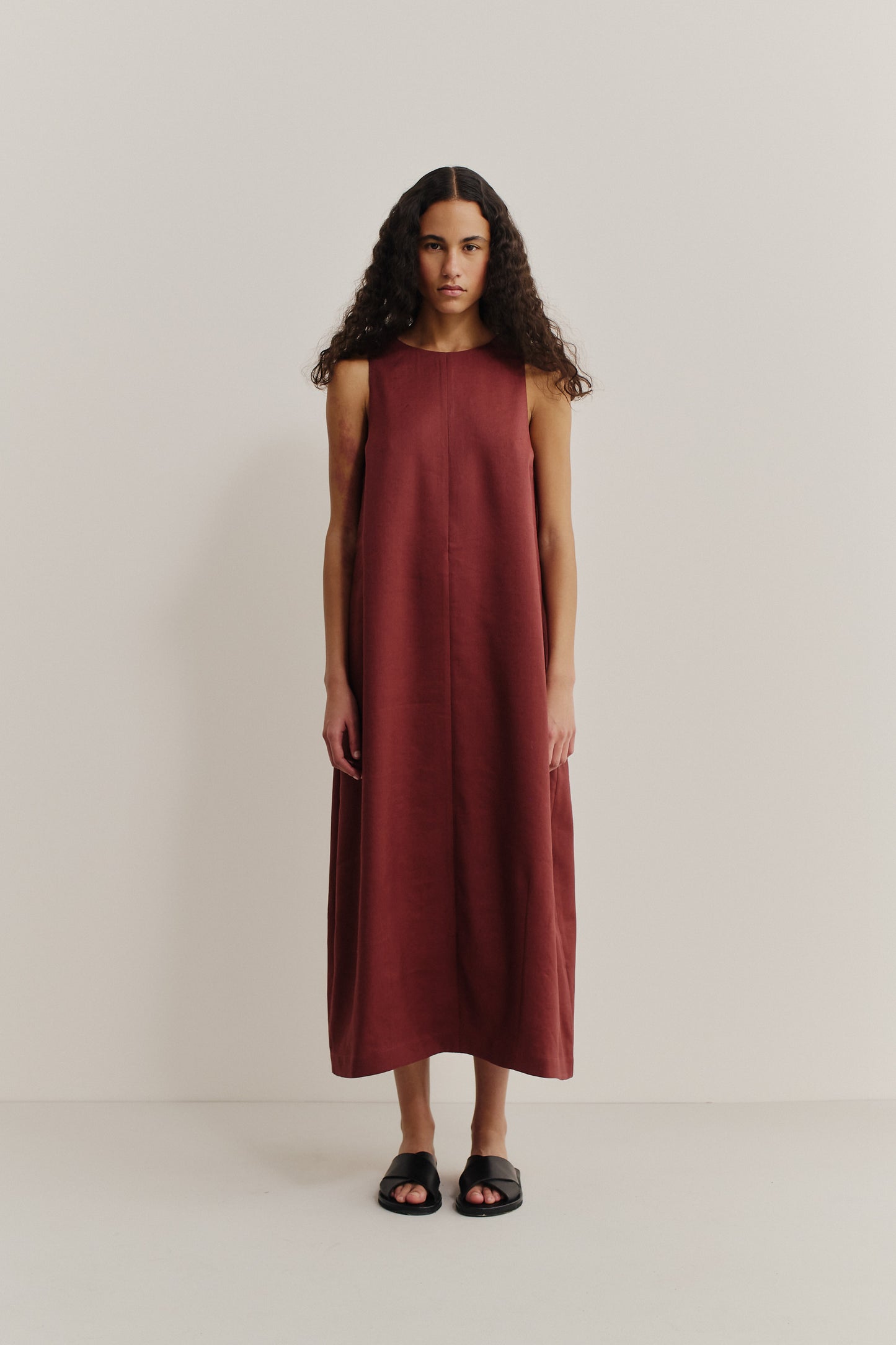 Women's dress, sleeveless, O-shaped, linen-wool-mohair blend, prunelle weave, reddish-brown.