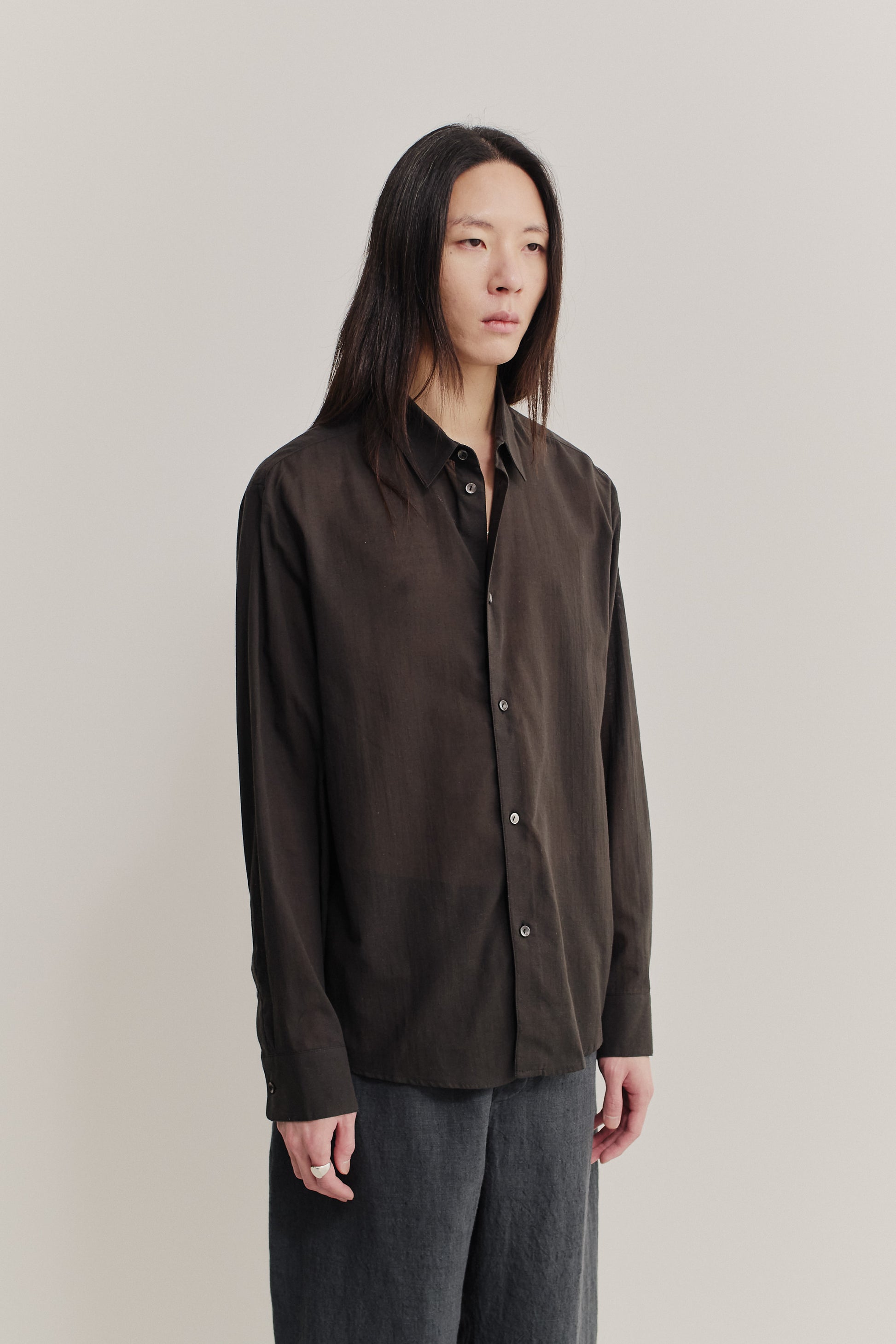 Men's long-sleeved shirt, dark brown cotton-silk blend, relaxed fit, mother-of-pearl buttons.