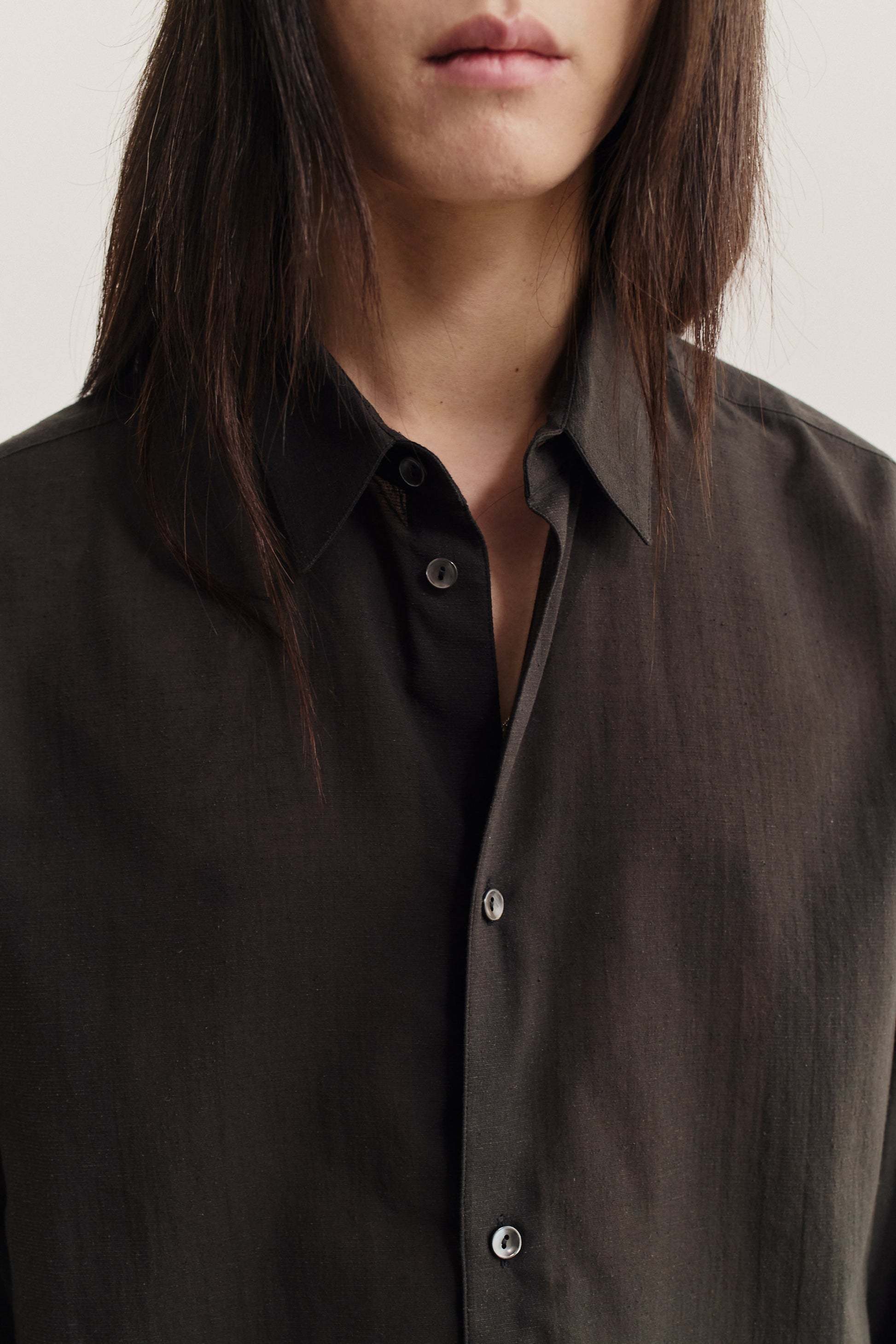 Men's long-sleeved shirt, cotton-silk blend, melanged dark grey, with mother-of-pearl buttons.