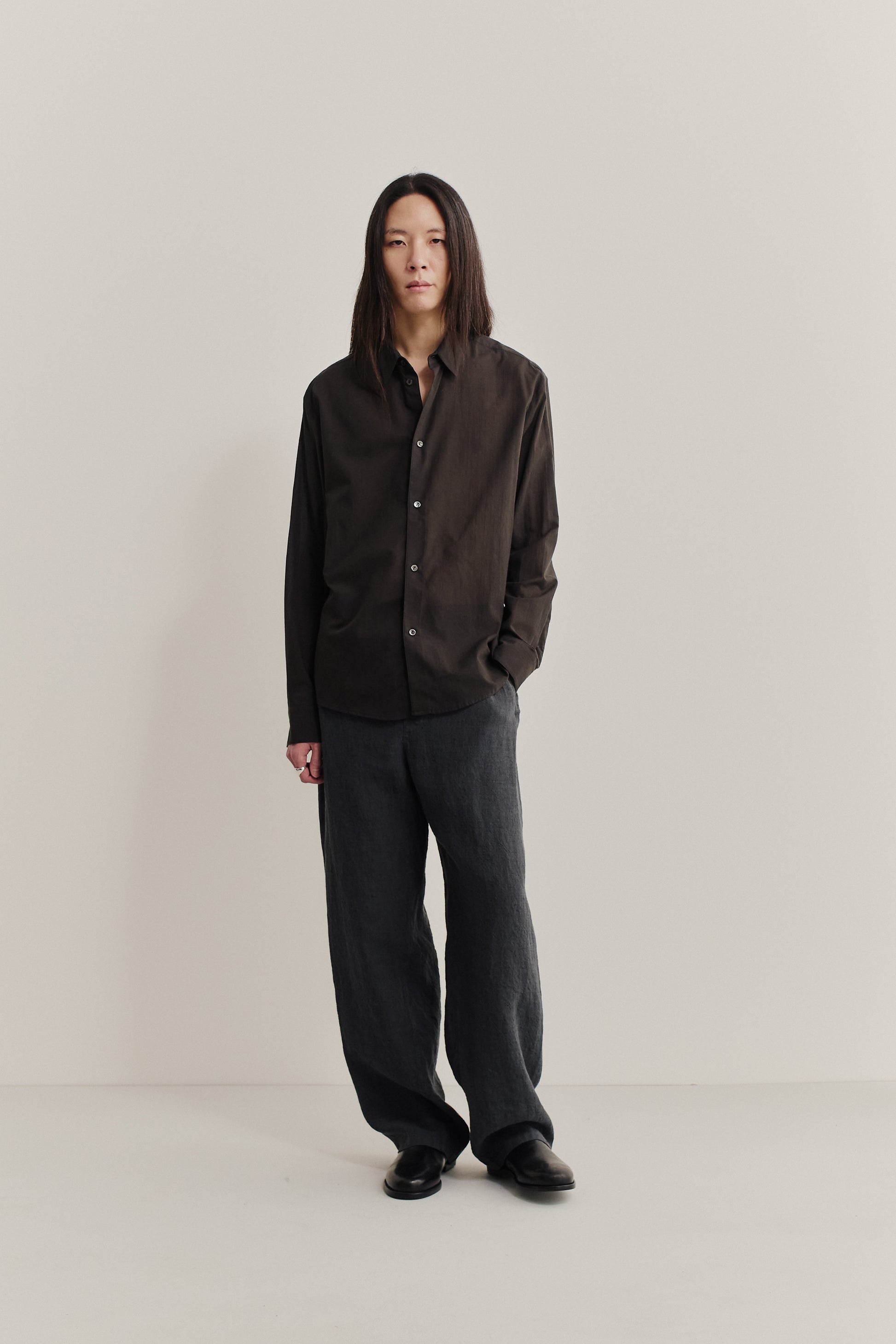 Men's long-sleeved shirt, cotton-silk, melanged dark brown, pointed collar, mother-of-pearl buttons.