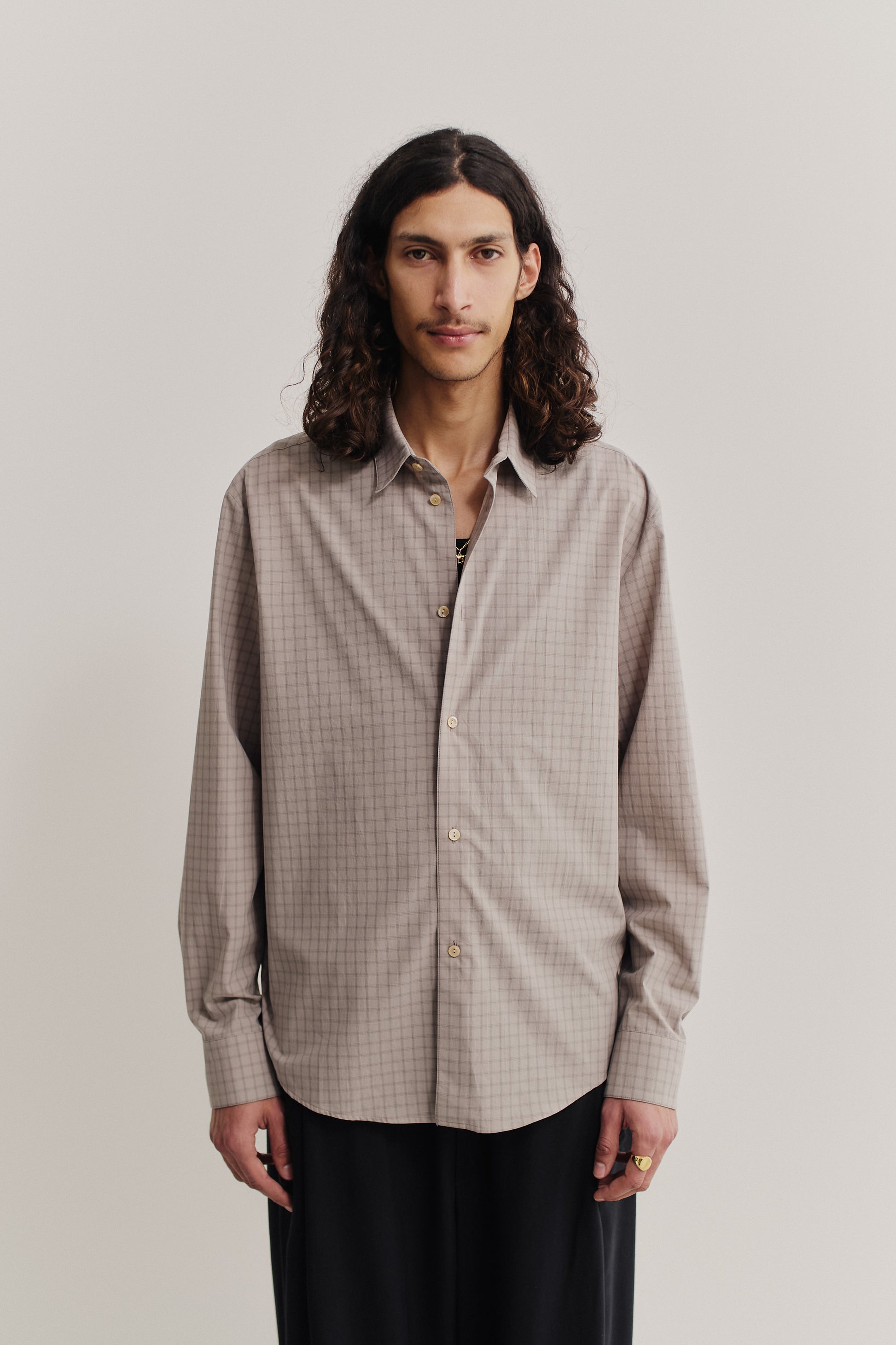 Men's long-sleeved shirt, 100% organic cotton, light grey squared check pattern, relaxed fit.