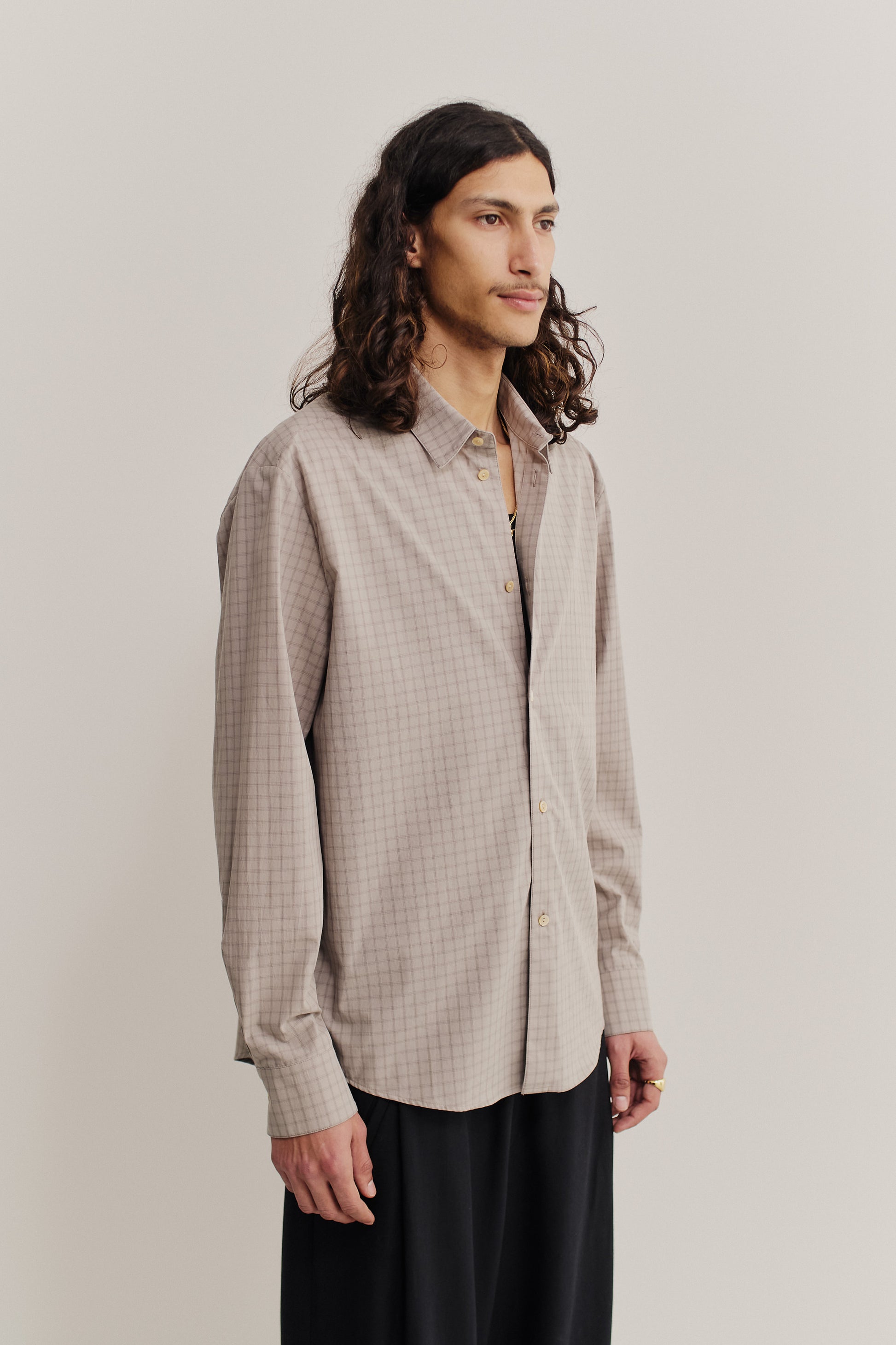 Men's long-sleeved shirt, organic cotton, light grey squared check pattern, mother-of-pearl buttons.