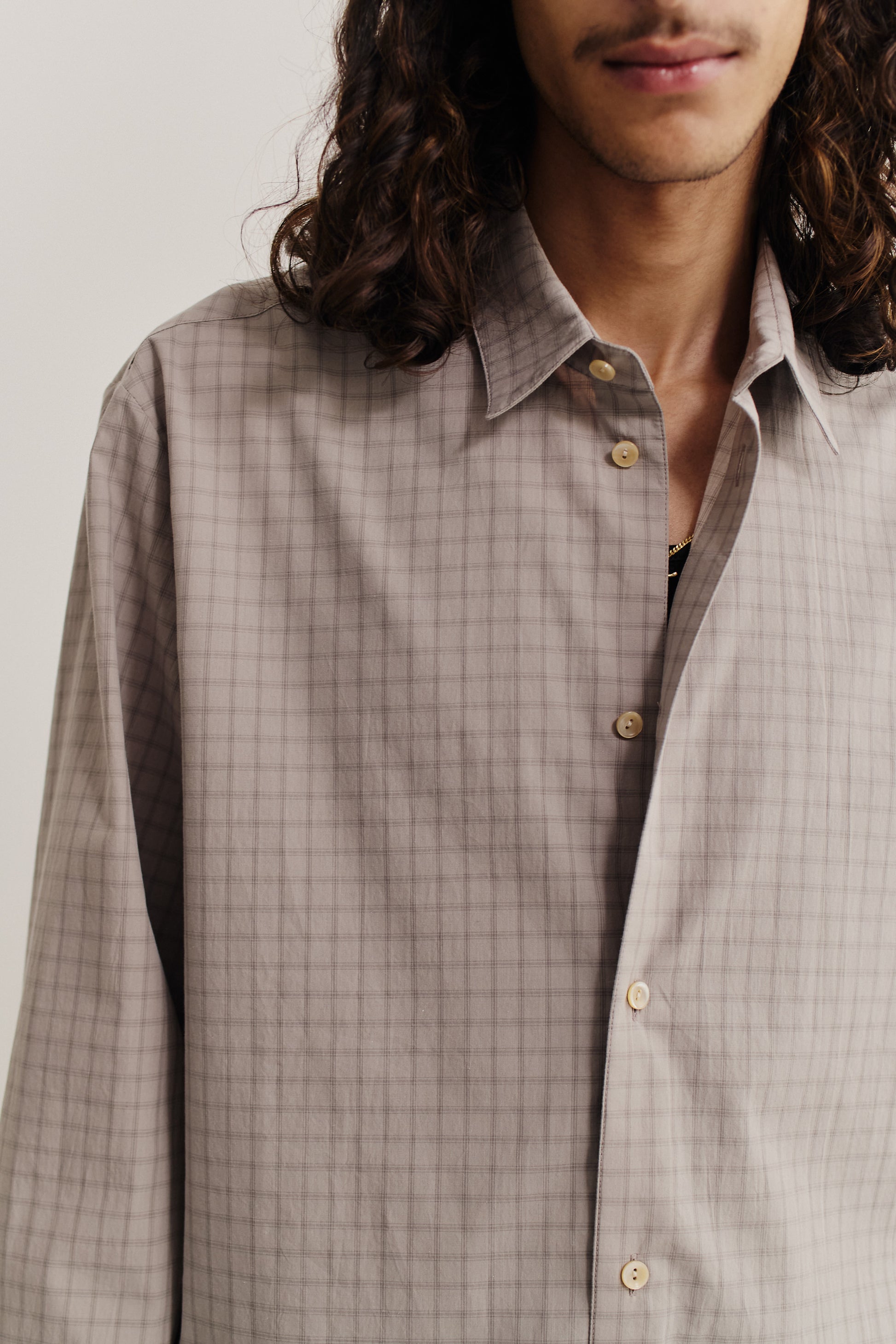 Men's long-sleeved shirt, 100% organic cotton, light grey squared check pattern, mother-of-pearl buttons.