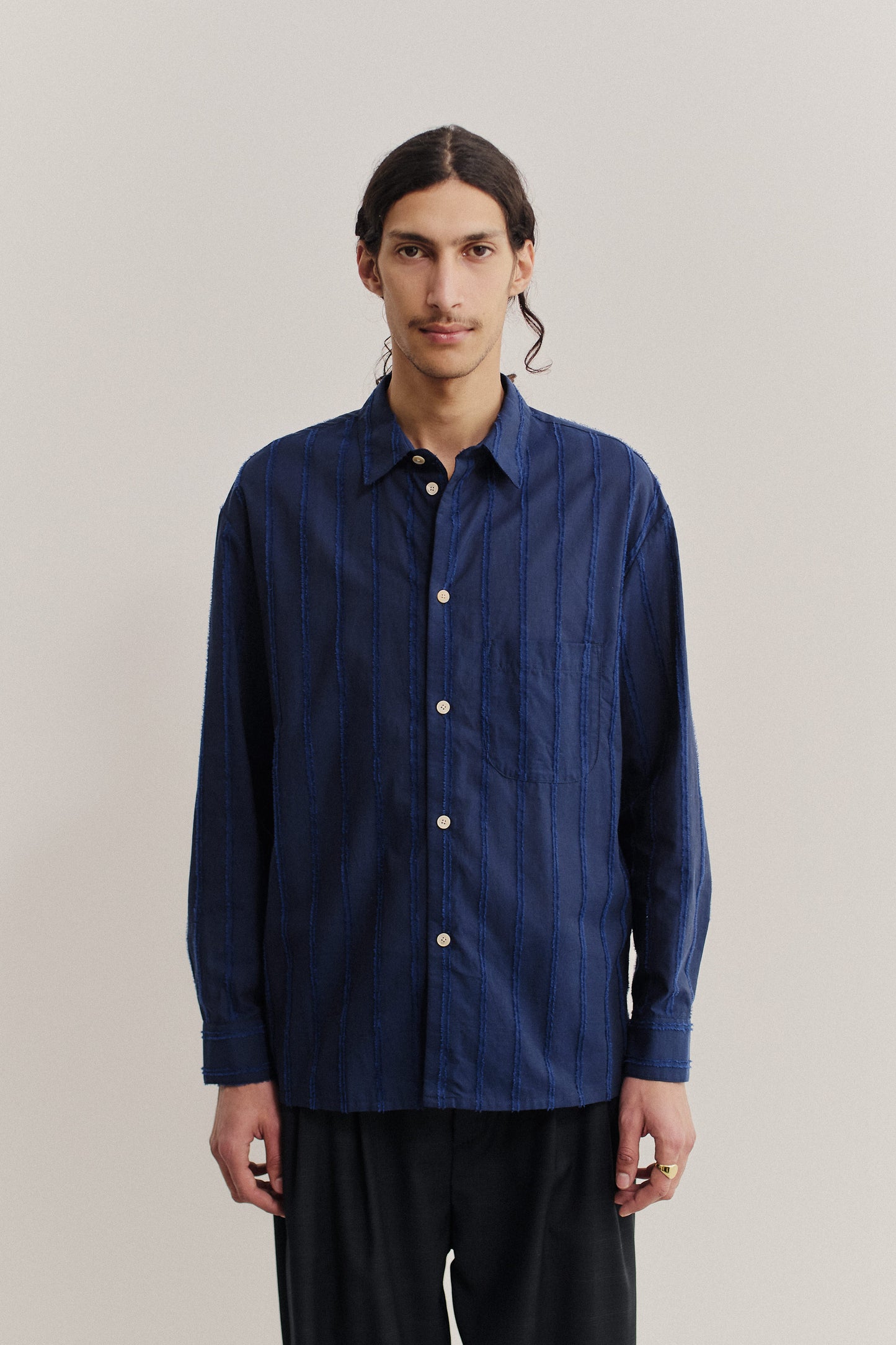 Men's long-sleeved shirt, organic cotton with frayed stripes, navy, oversized fit.