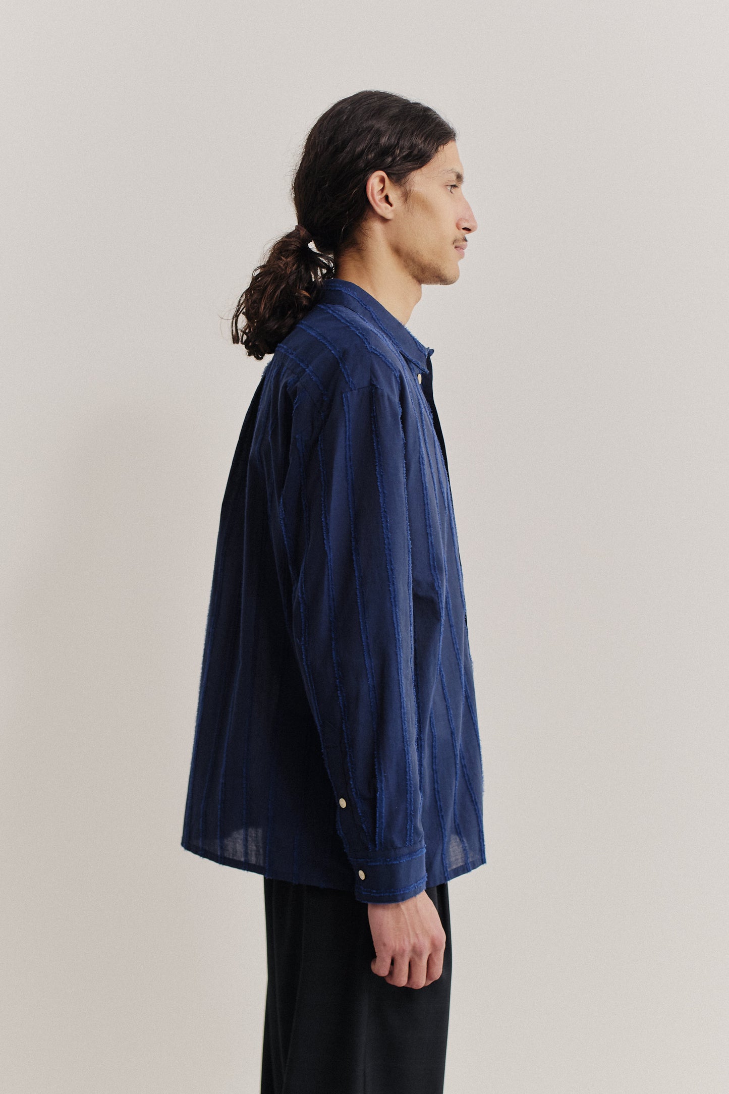 Men's long-sleeved shirt, organic cotton with frayed stripes, navy blue, oversized fit.