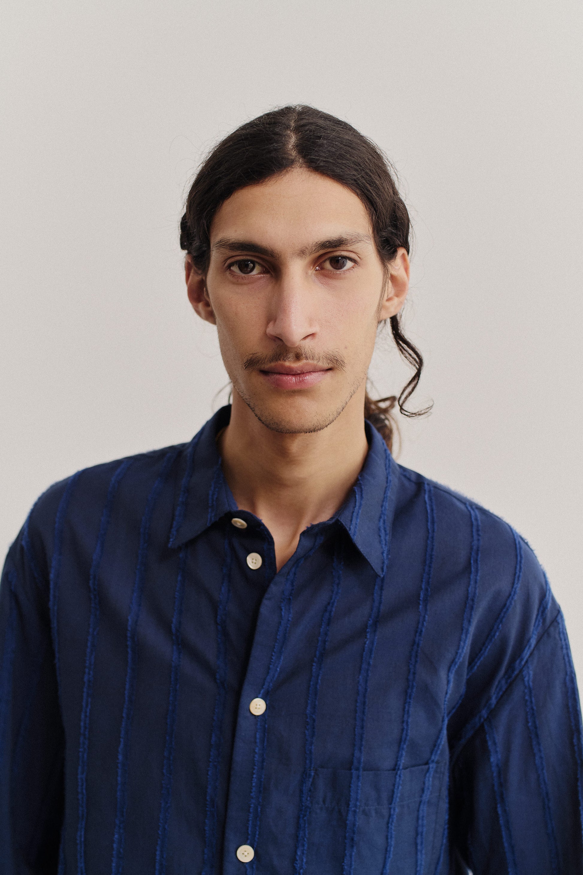 Men's long-sleeved shirt, organic cotton with frayed stripes, navy.