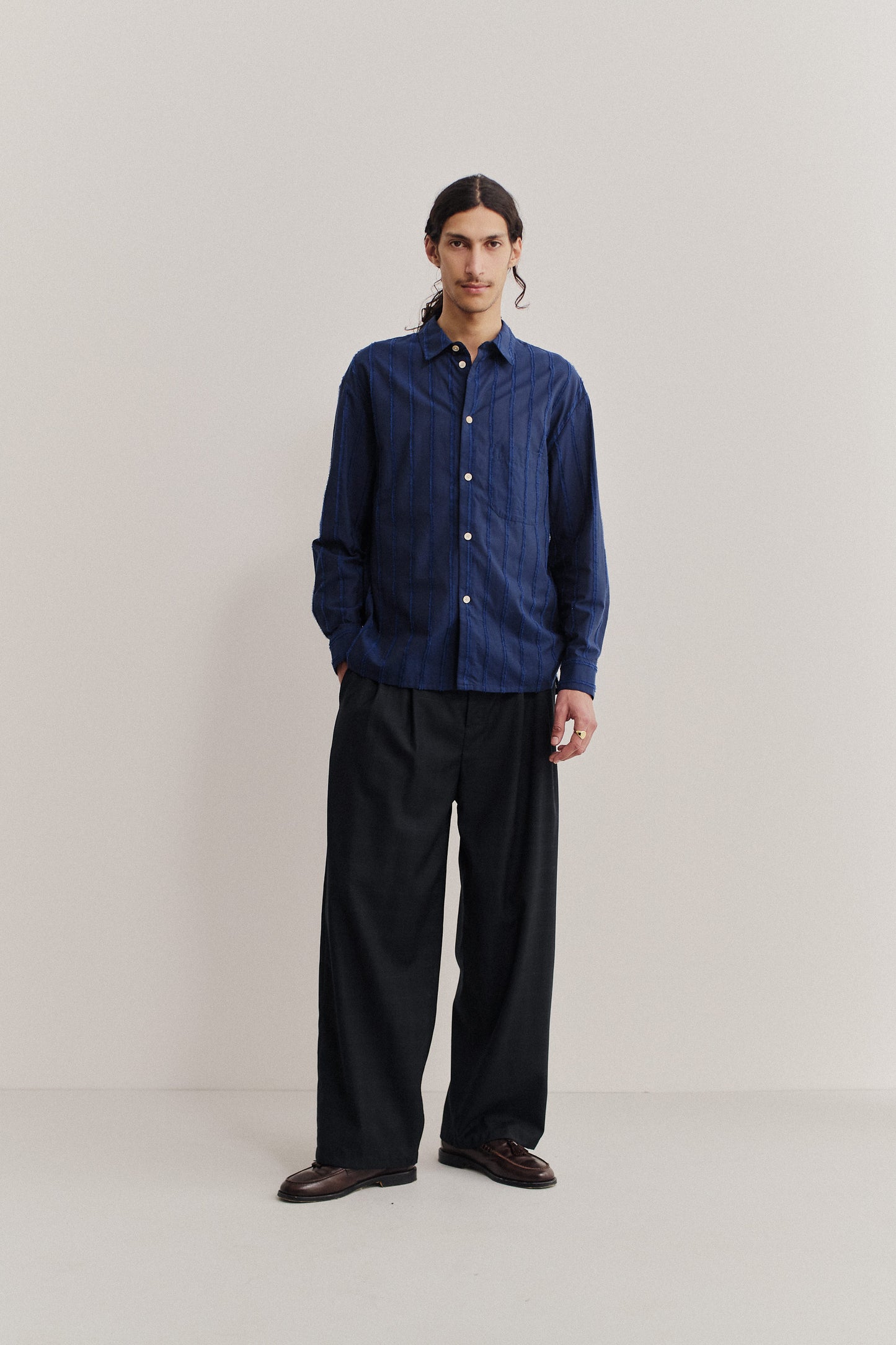 Men's long-sleeved shirt, organic cotton with frayed stripes, navy. Oversized fit, front pocket.