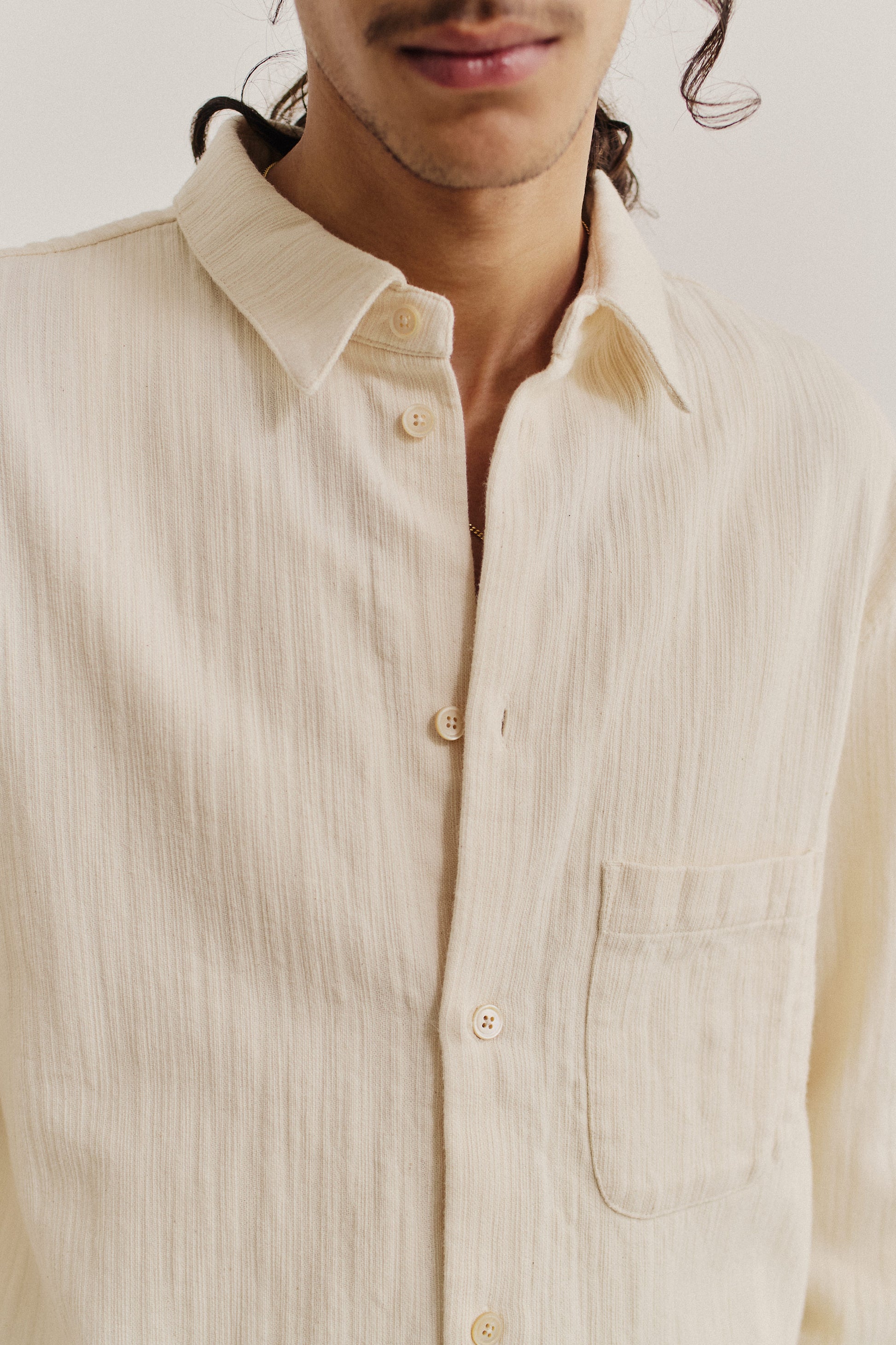 Men's long-sleeved shirt, oversized fit, recycled cotton mix, textured weave, off-white, with patch pocket and regular collar.