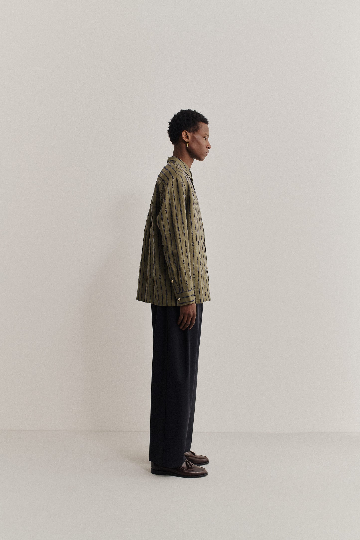 Men's long-sleeved shirt, linen, embroidered, olive green with dark stripes, oversized fit.