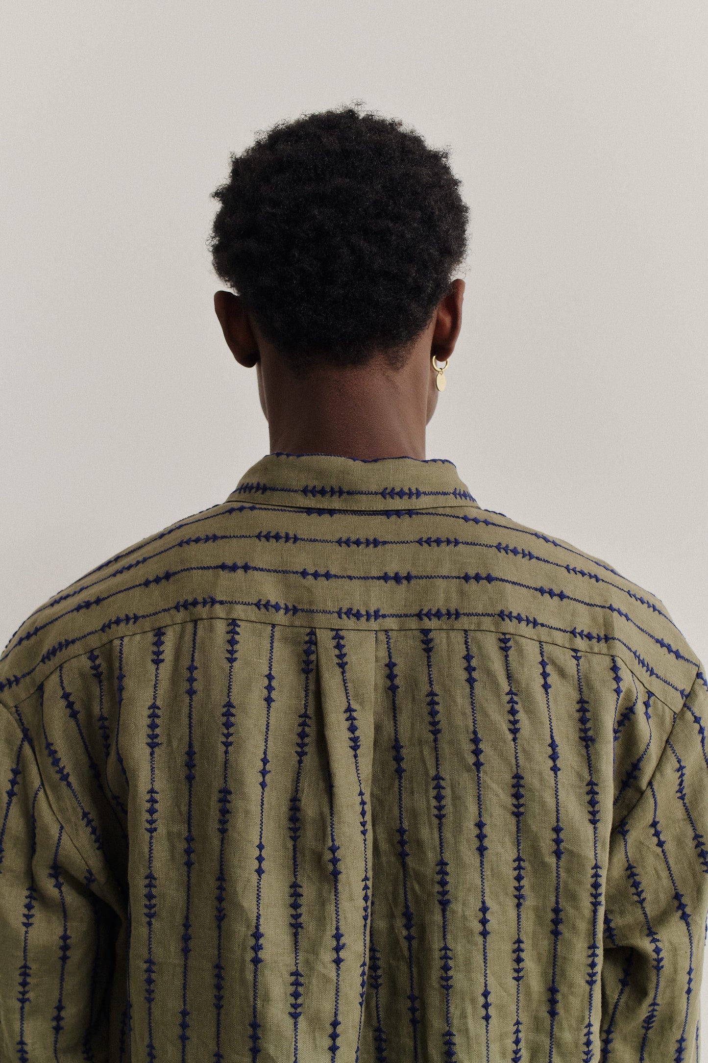 Men's long-sleeved shirt, 100% linen, embroidered, olive green with navy pattern, back pleat.