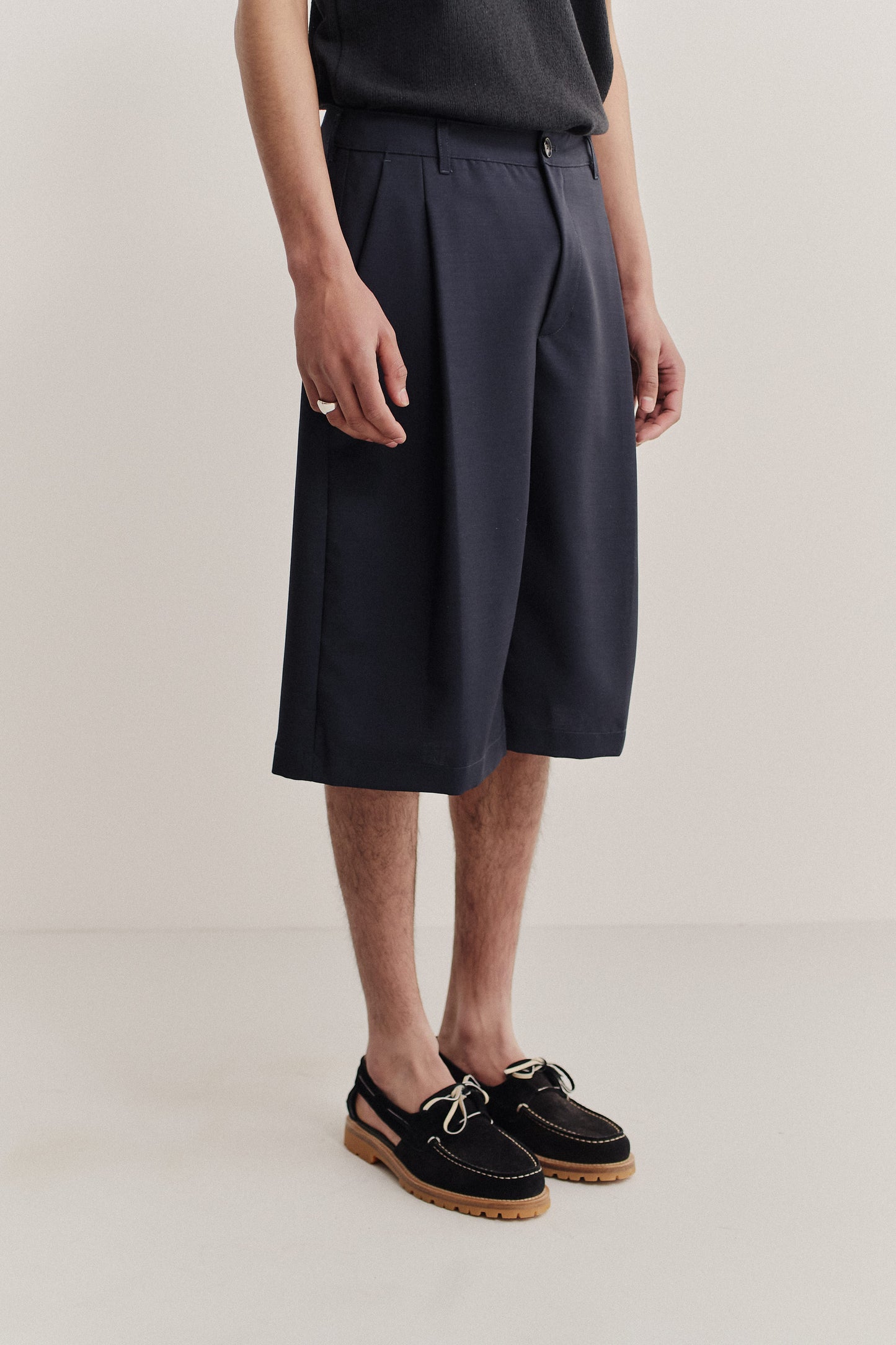 Unisex tailoring shorts, 100% virgin wool, dark navy, knee-length, relaxed fit, wide leg, single pleat.