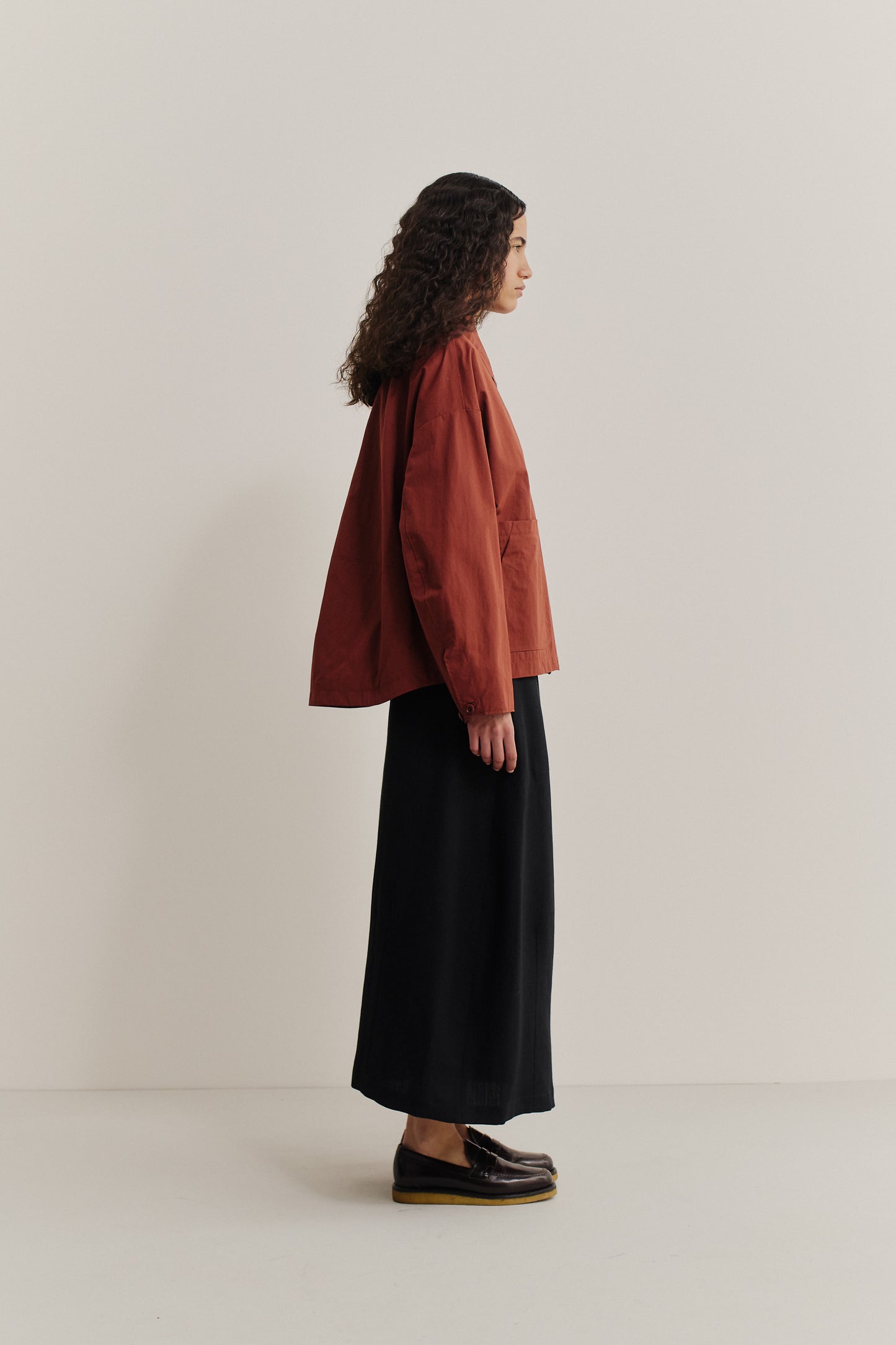 Women's outerwear, KIBERA JACKET, rust-colored water-repellent cotton blend, wide-cut silhouette, patch pockets.