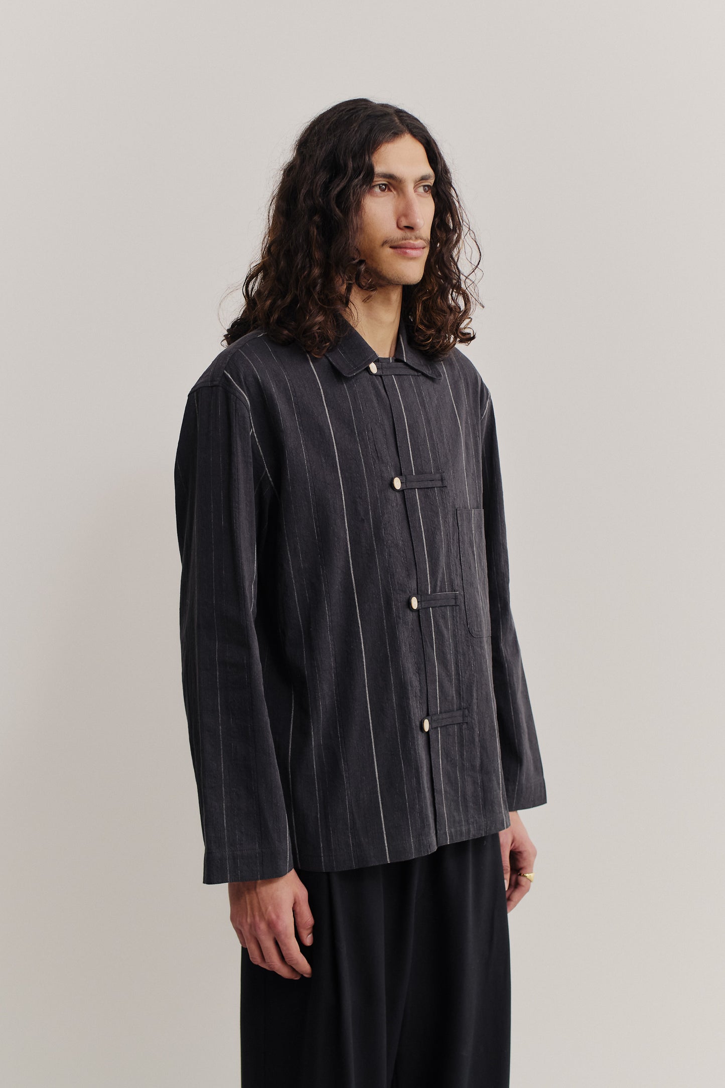Men's long-sleeved overshirt, cotton-linen blend, washed black with white stripes, patch pocket, button fastening.