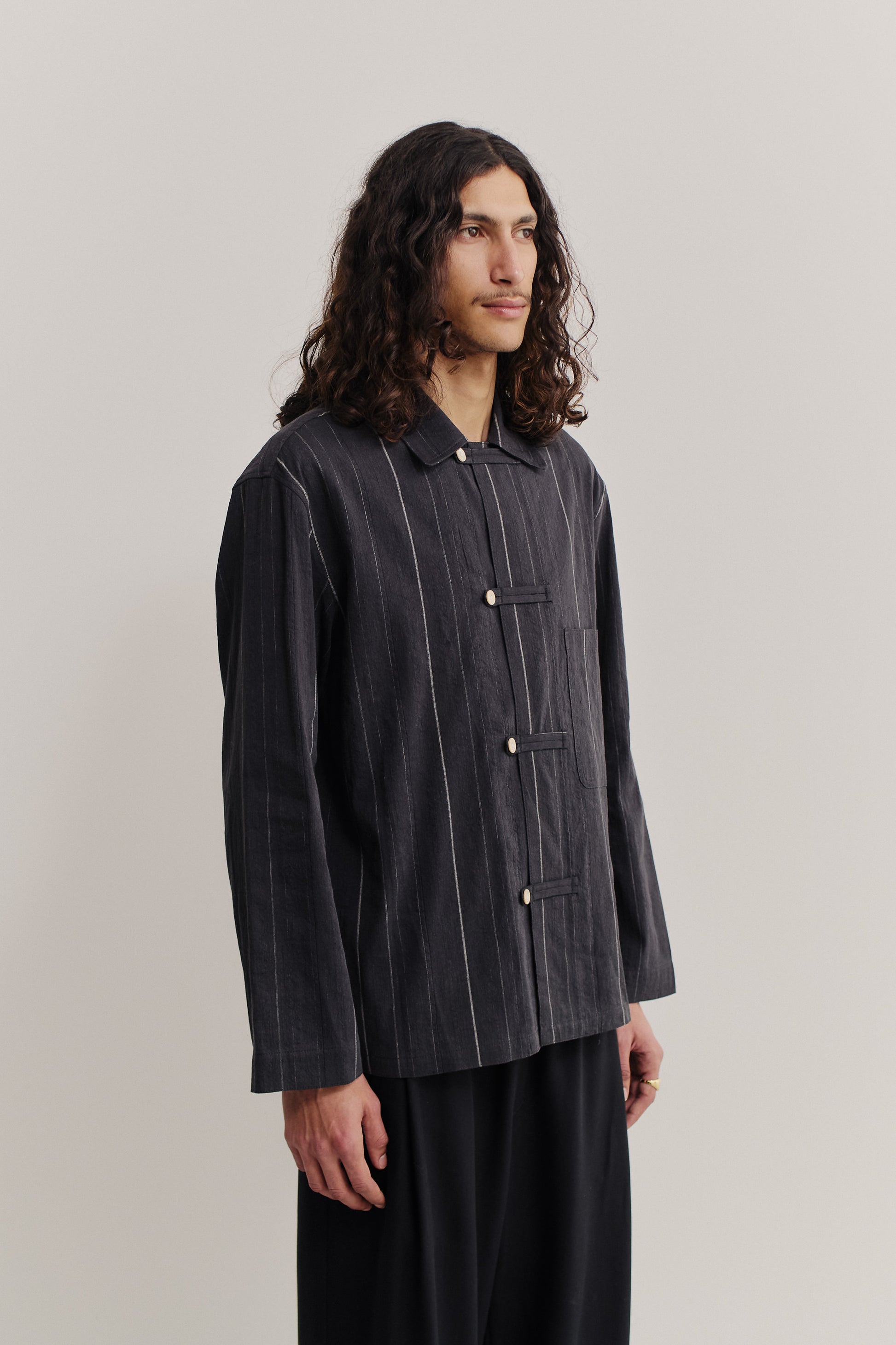 Men's long-sleeved overshirt, cotton-linen blend, washed black with white stripes, patch pocket, button fastening.