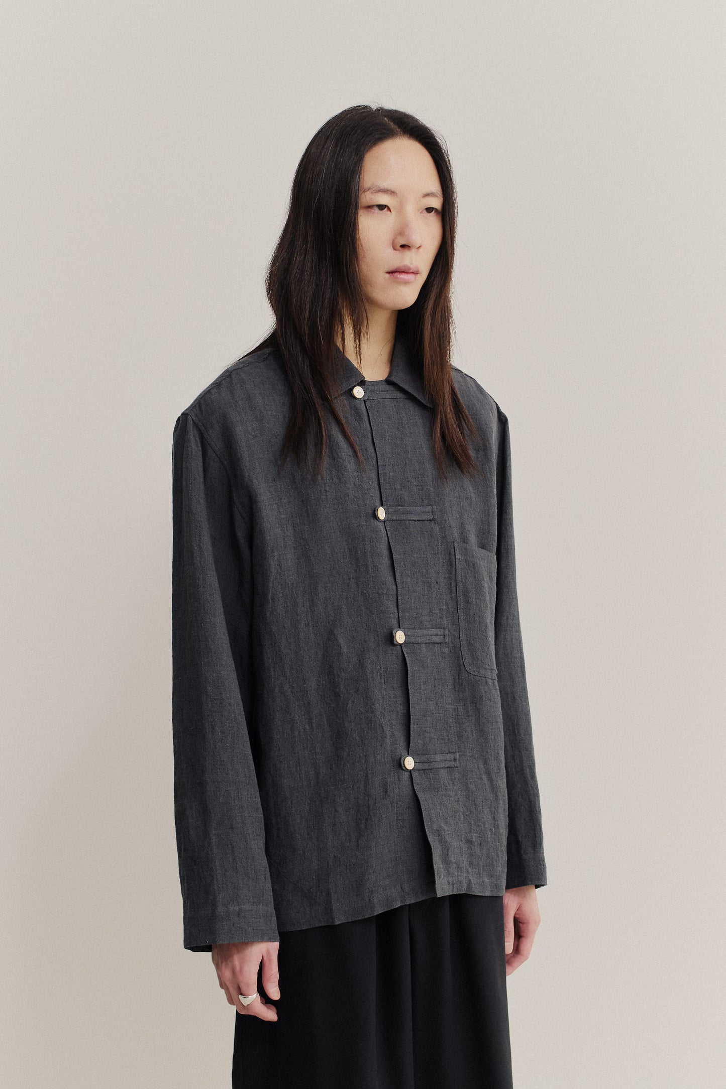 Men's long-sleeved overshirt, vintage-texture linen, charcoal, with front patch pocket and button fastening.