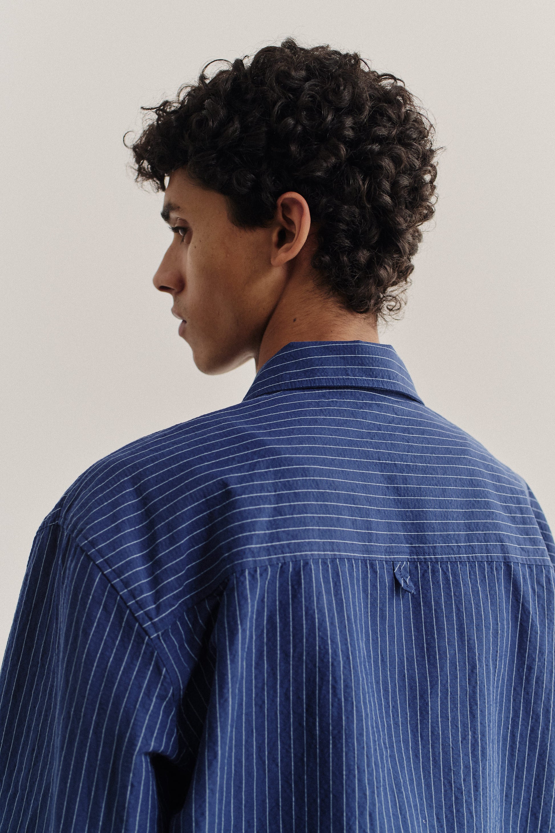 Men's long-sleeved overshirt, cotton-linen seersucker, pinstriped navy, oversized fit.